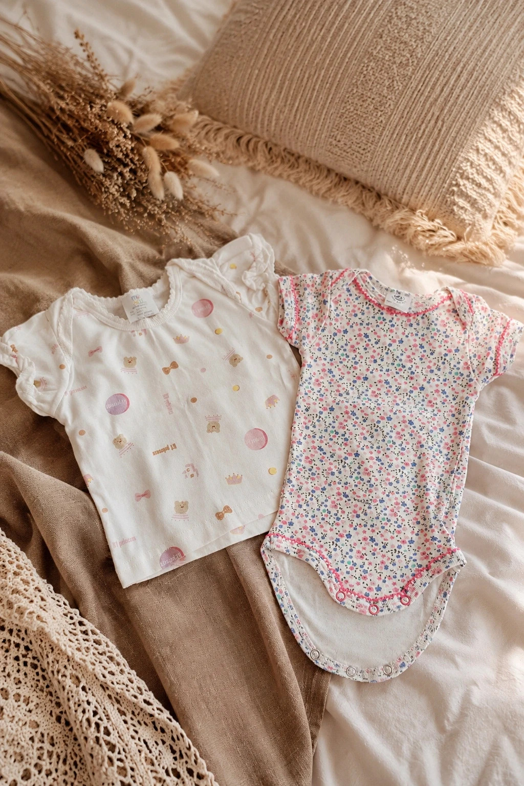 Body bébé fleuri + tee-shirt blanc imprimé