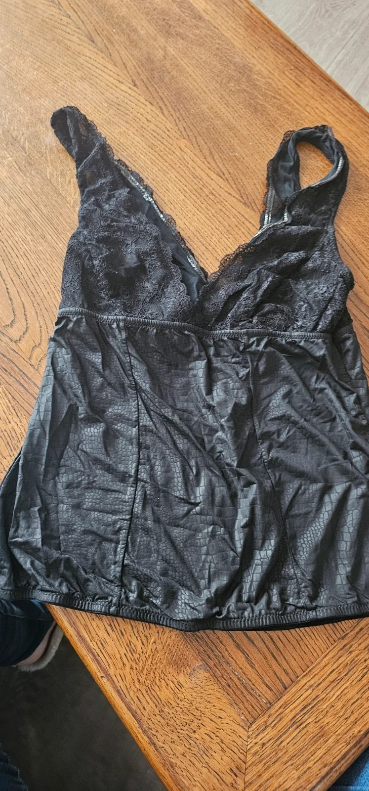 Haut noir en dentelle – bretelles larges – taille S / 36 / 8 3