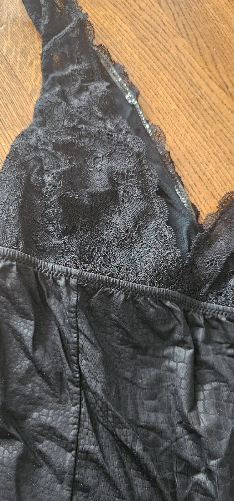 Haut noir en dentelle – bretelles larges – taille S / 36 / 8 2