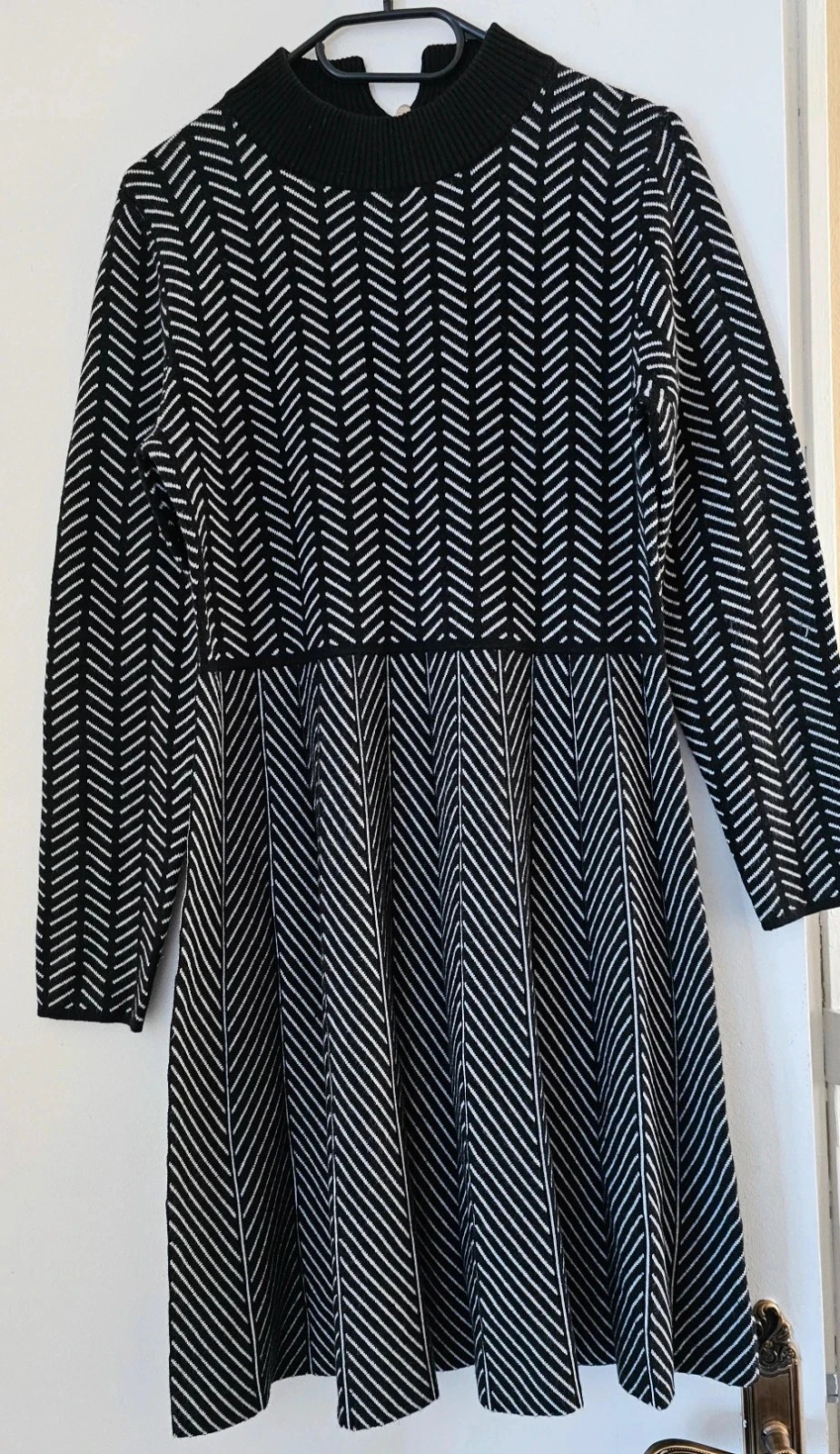 Robe noire et blanche à motifs chevrons – taille S/M