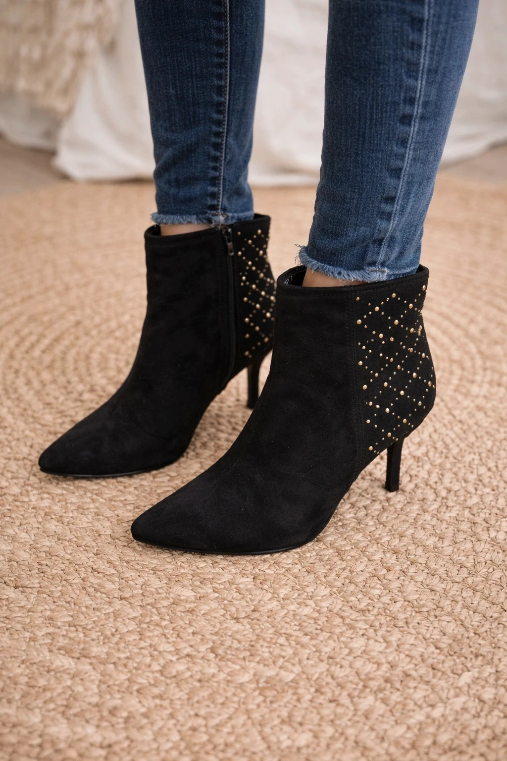 Bottines noires à talons avec clous et strass – style chic