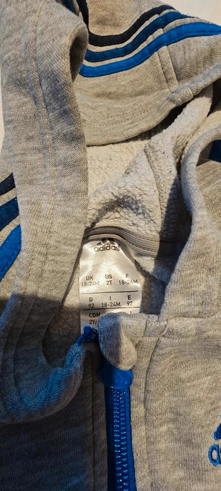 Veste à capuche Adidas grise et bleue – Taille 18-24 mois . – adidas – taille 18-24 mois / 86 cm 2