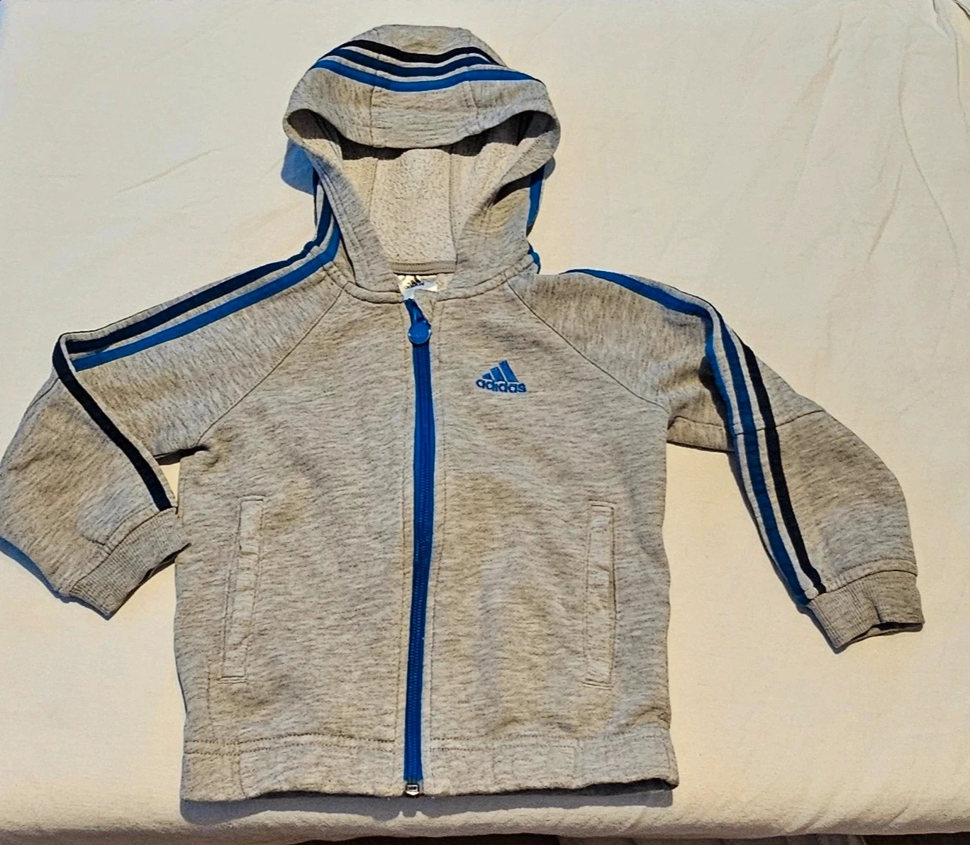 Veste à capuche Adidas grise et bleue – Taille 18-24 mois .