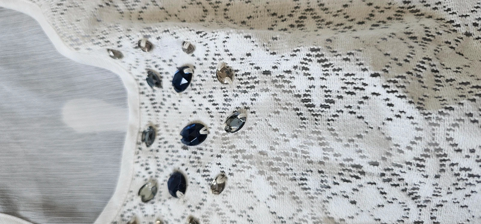 Joli débardeur blanc en voile léger avec empiècement dentelle et détails strass – Vintage Dressing – taille S / 36 / 8 3