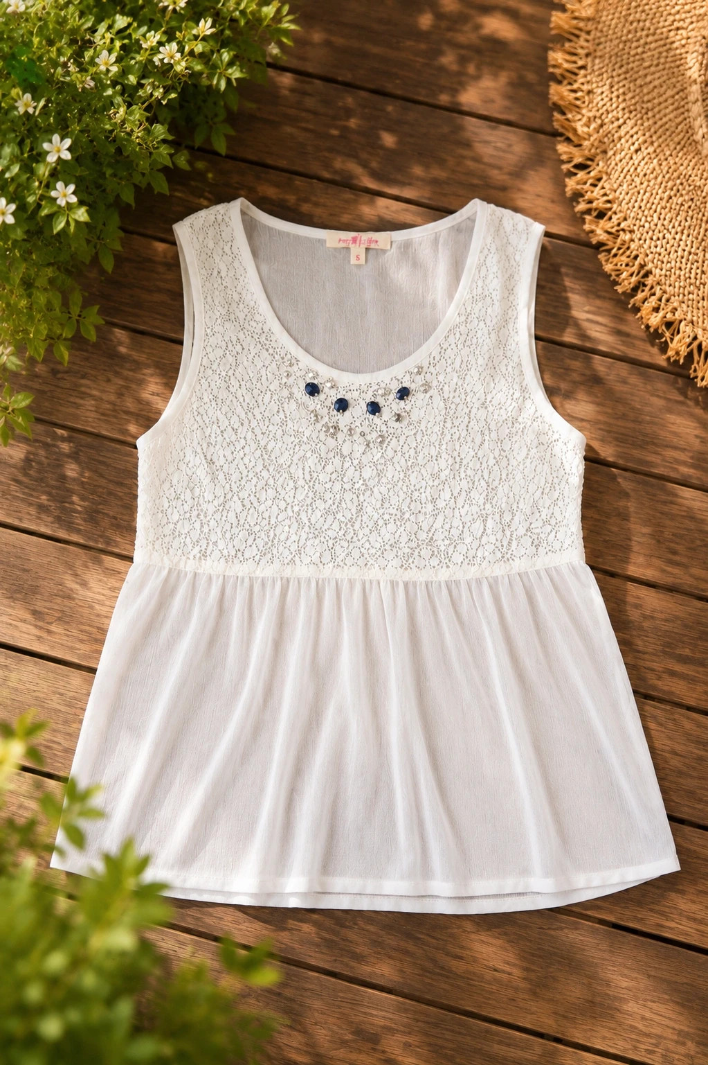 Joli débardeur blanc en voile léger avec empiècement dentelle et détails strass