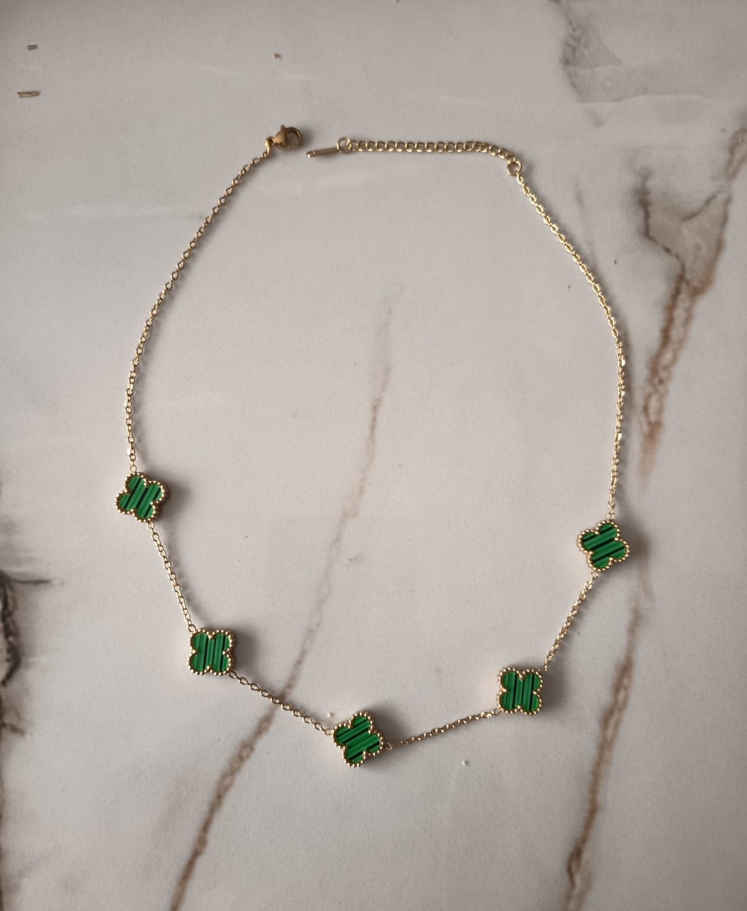 Collier chaîne doré motifs trèfles verts