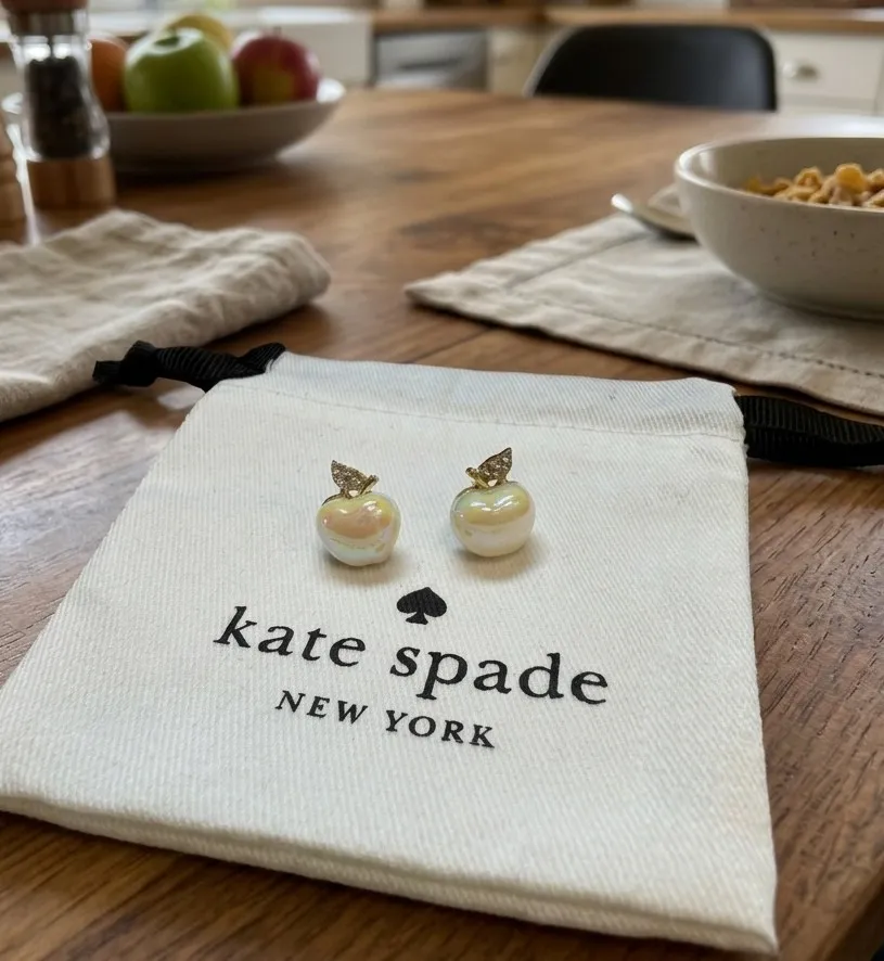 Boucles d'oreilles Kate Spade forme pomme avec perle et strass 3