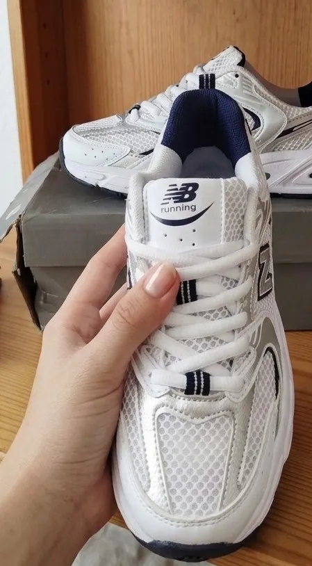 New Balance baskets blanches bleu marine 4