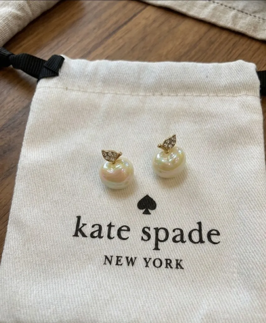 Boucles d'oreilles Kate Spade forme pomme avec perle et strass 2