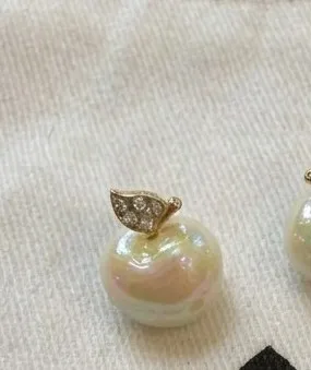 Boucles d'oreilles Kate Spade forme pomme avec perle et strass