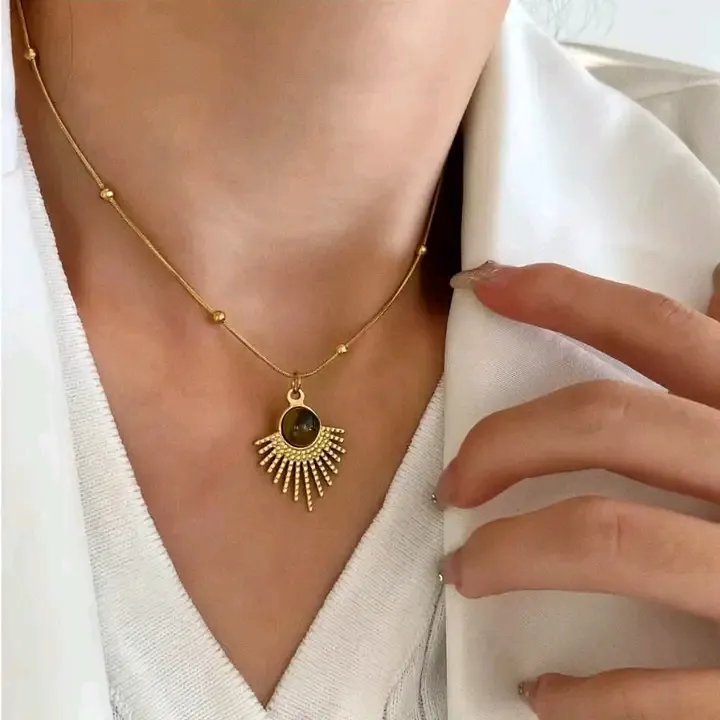 Collier pendentif doré éventail pierre