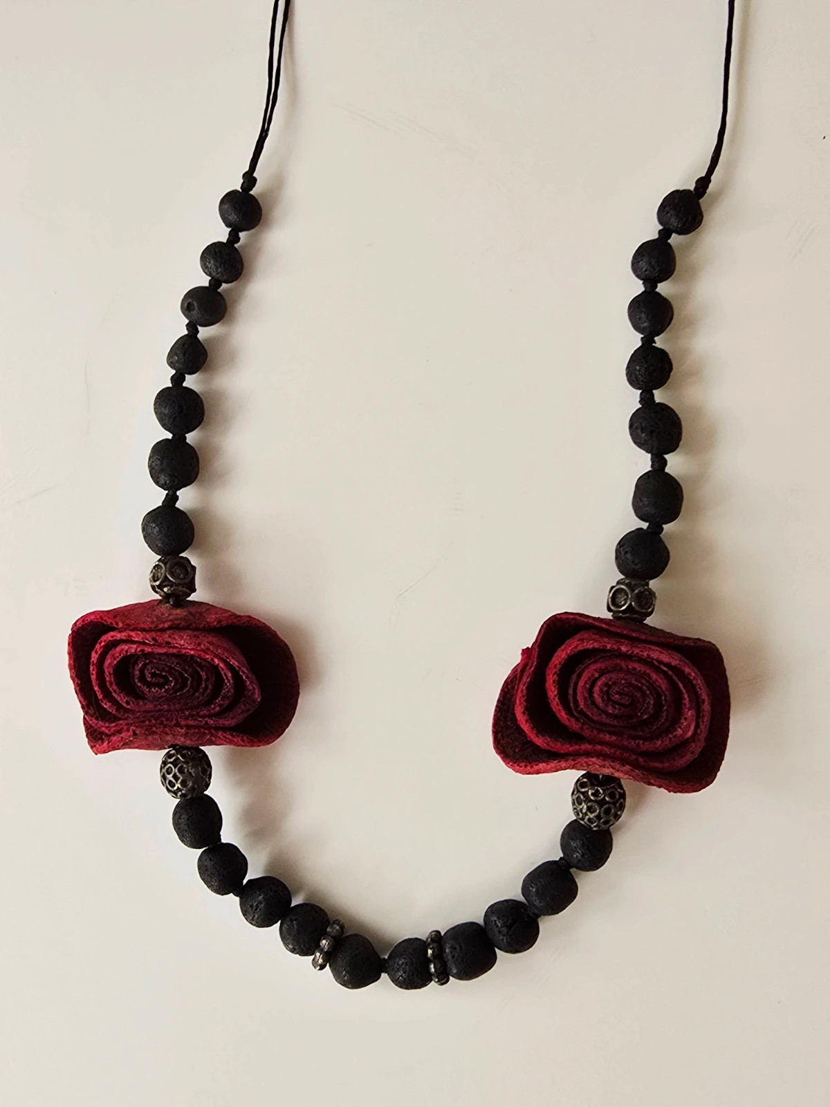Colar hecho a mano Rosas – Mano 3