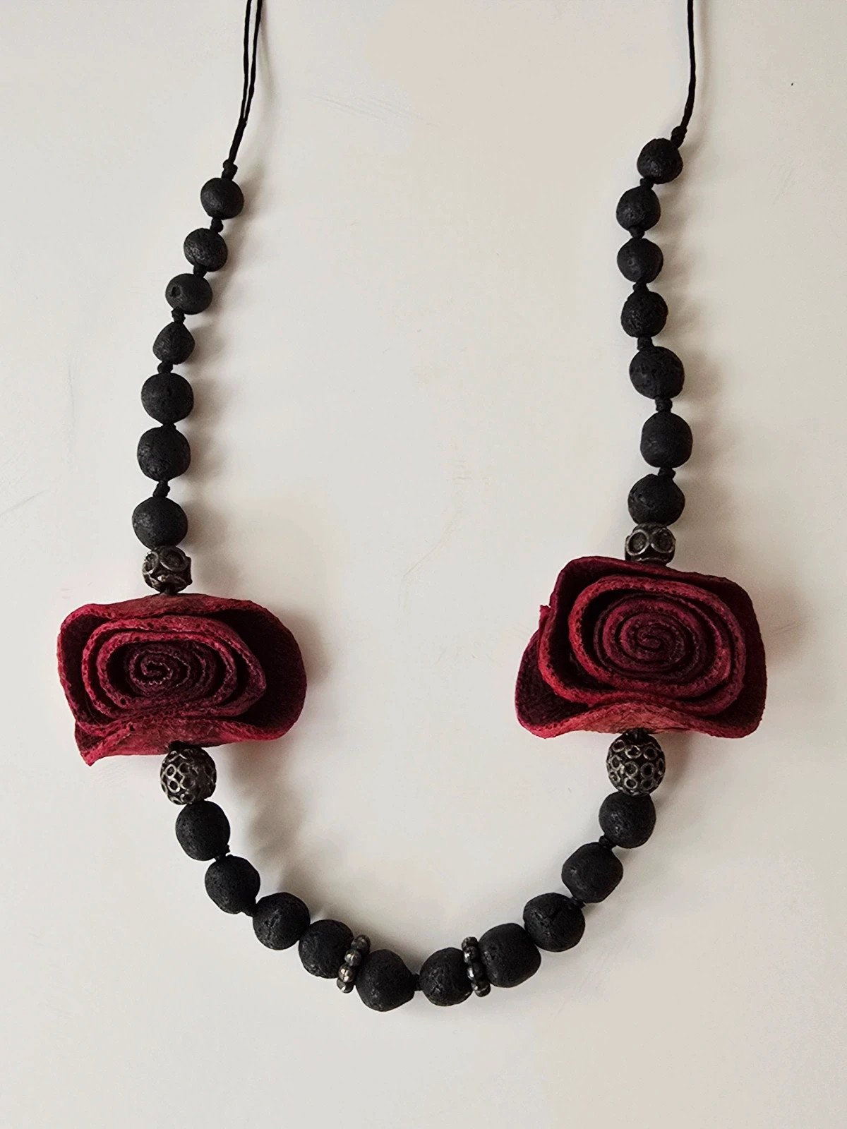 Colar hecho a mano Rosas – Mano 2