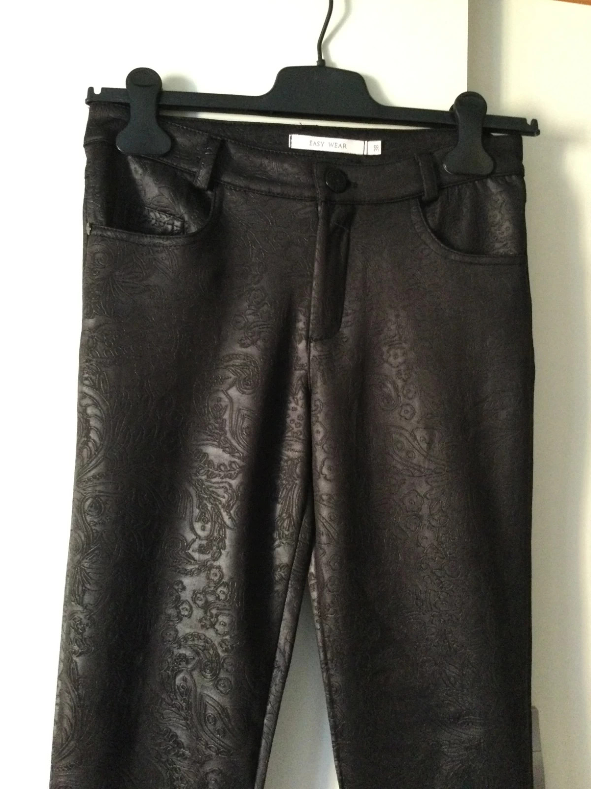 Pantalón negro con estampado floral🌈 – Easy Wear – taille M / 38 / 10 3