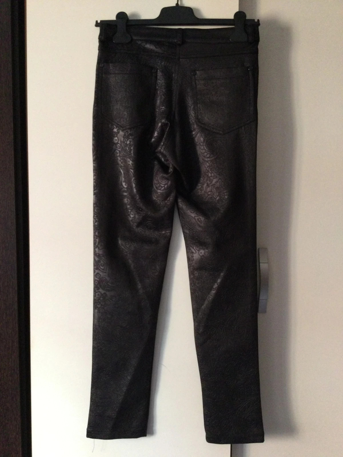 Pantalón negro con estampado floral🌈 – Easy Wear – taille M / 38 / 10 2
