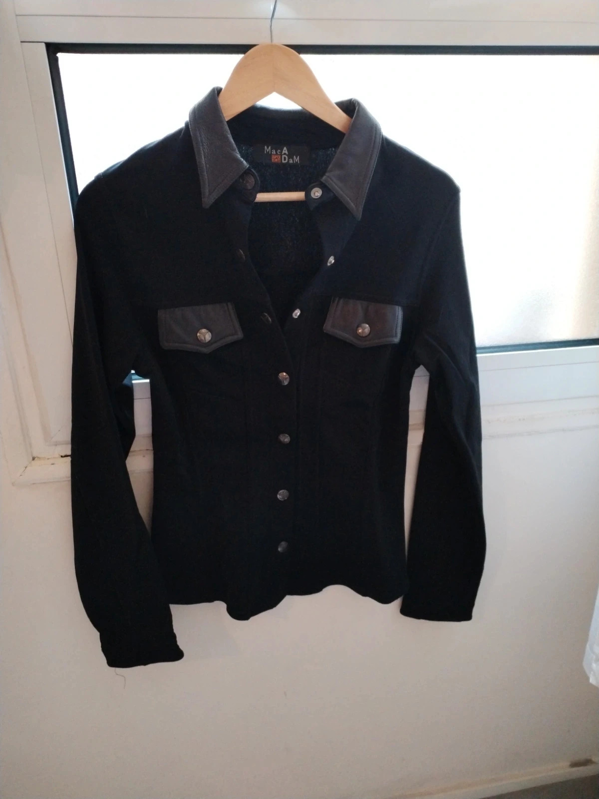 Chemise sur chemise noire
