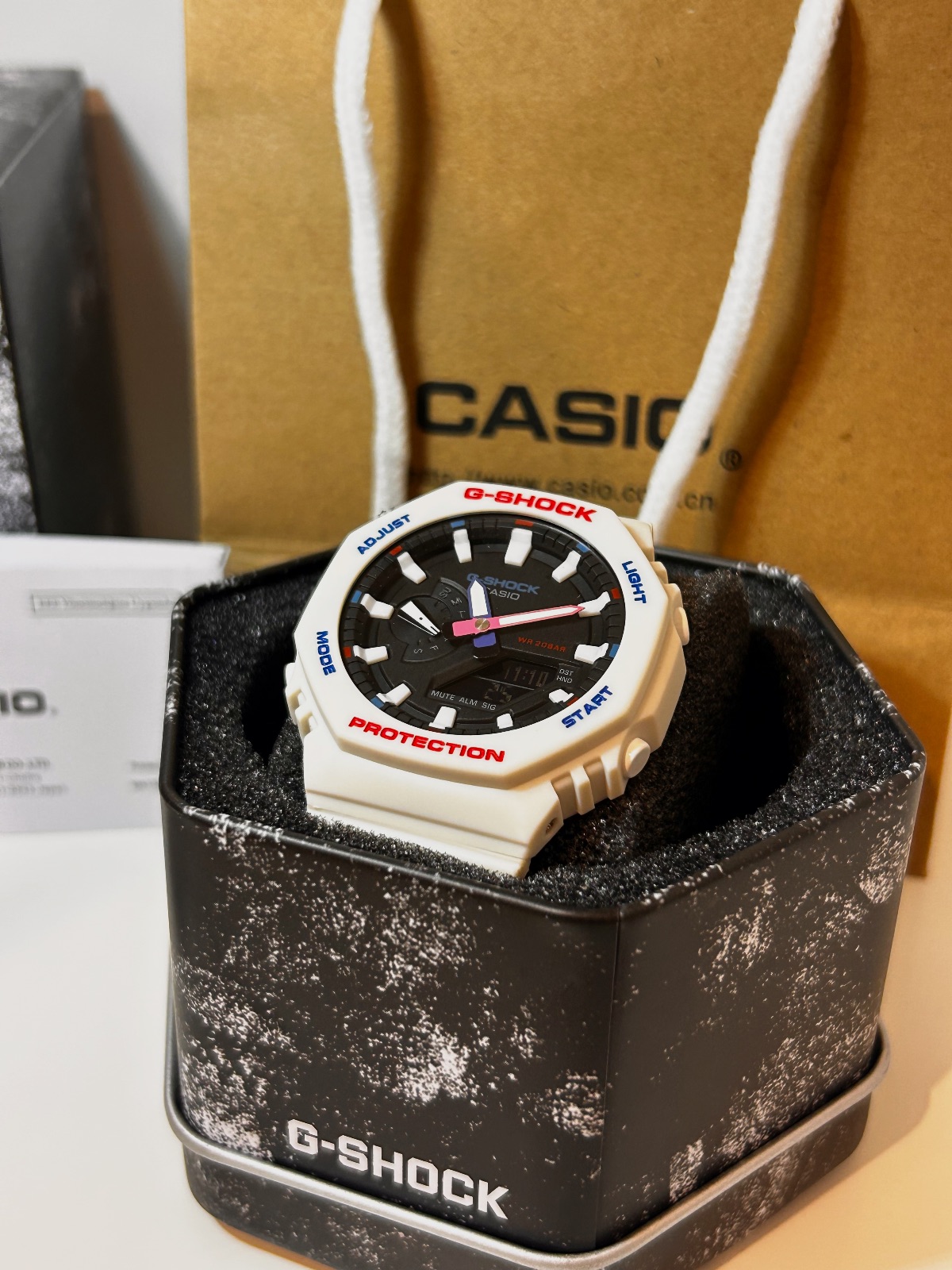 Casio G-SHOCK blanco y negro | Detalles azul y rojo – Casio – taille Taille unique 4