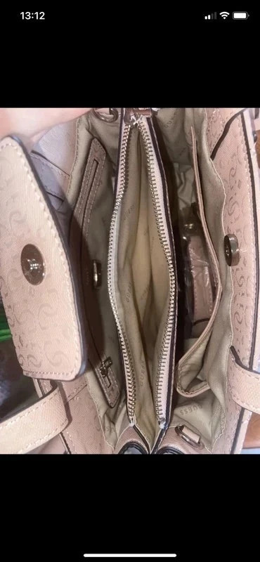 Sac à main Guess rose poudré matelassée – GUESS 2