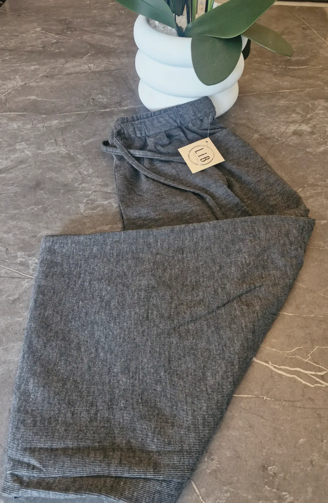 Pantalon fluide jambes larges convient à plusieurs  tailles 