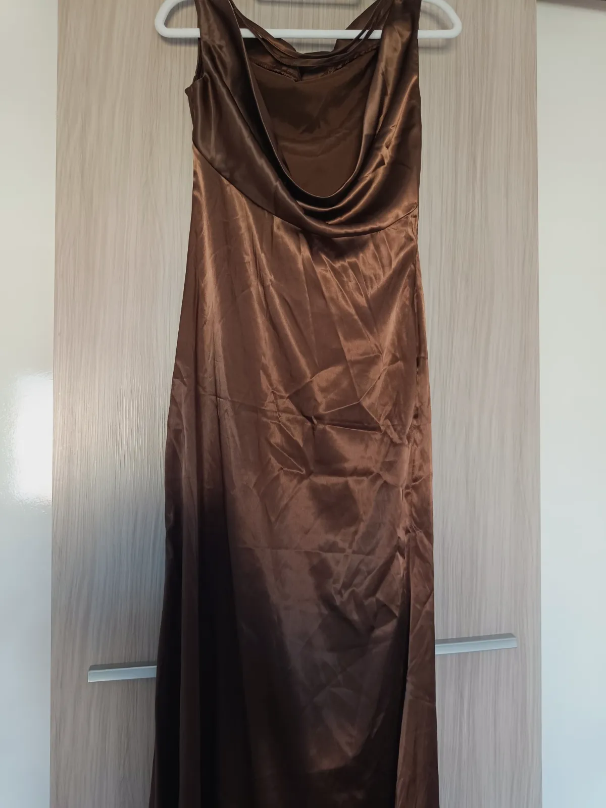 Vestido largo satinado marrón con cuello desbocado – Cider – taille S 3