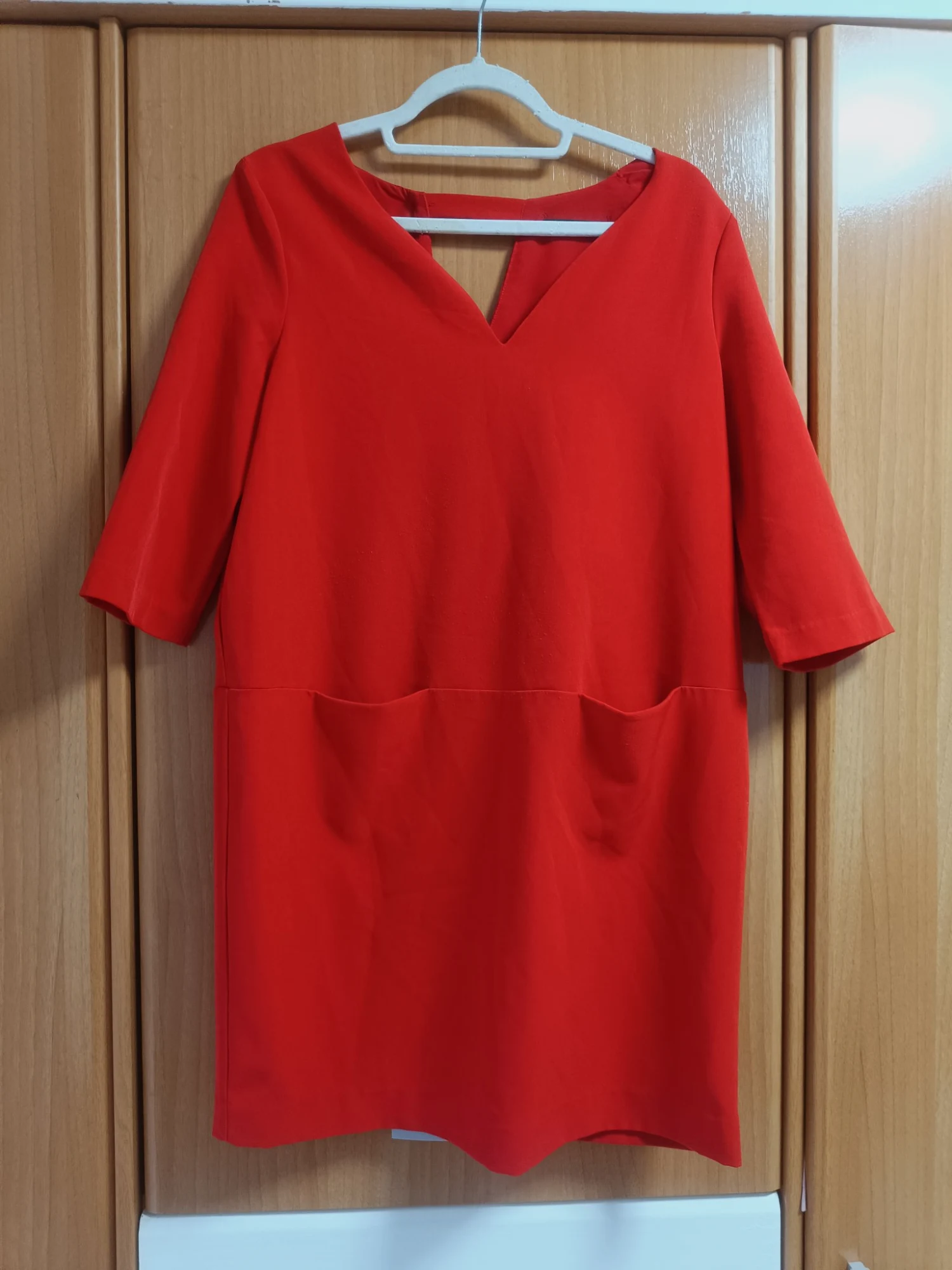 Vestido rojo corto con manga media y escote en V