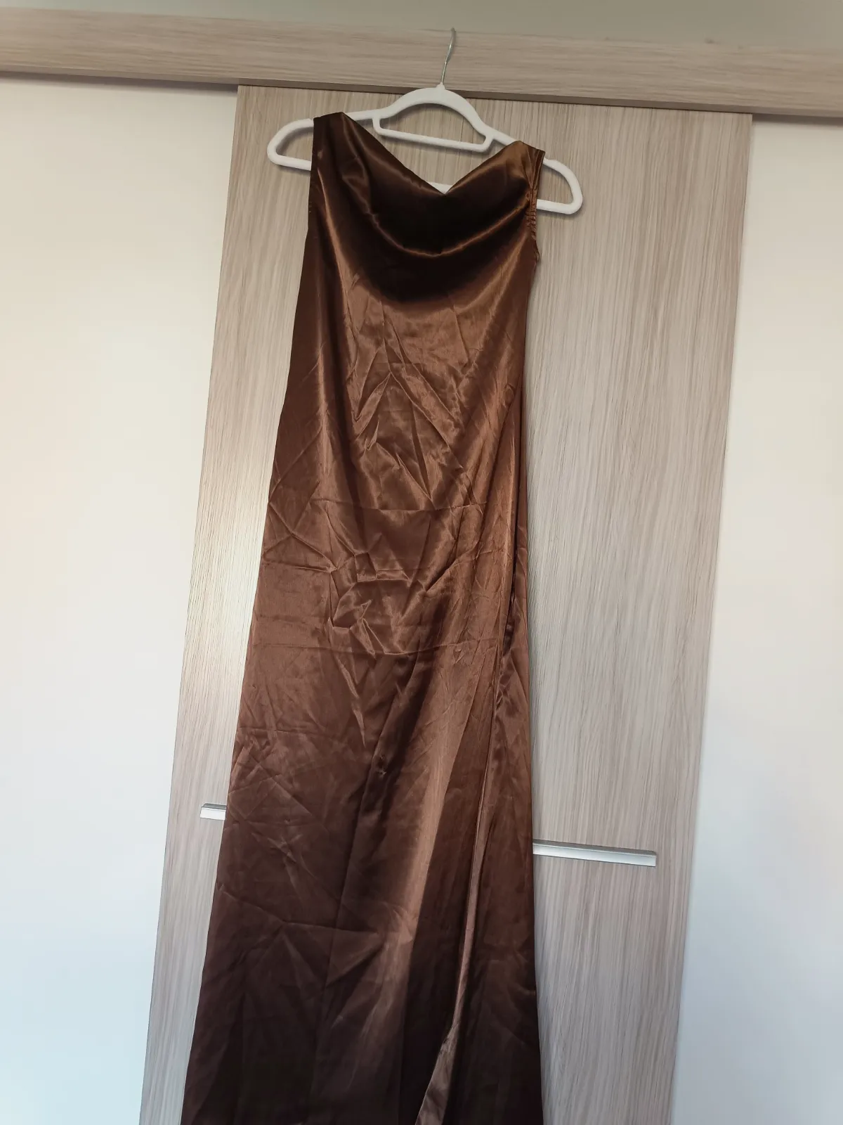 Vestido largo satinado marrón con cuello desbocado – Cider – taille S 2