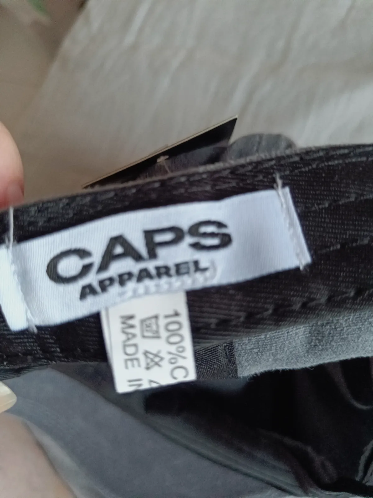 Gorra gris bordada con llama – caps aparell 5