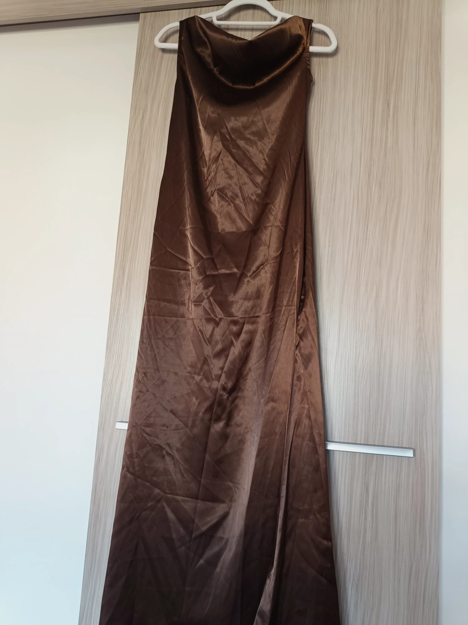 Vestido largo satinado marrón con cuello desbocado