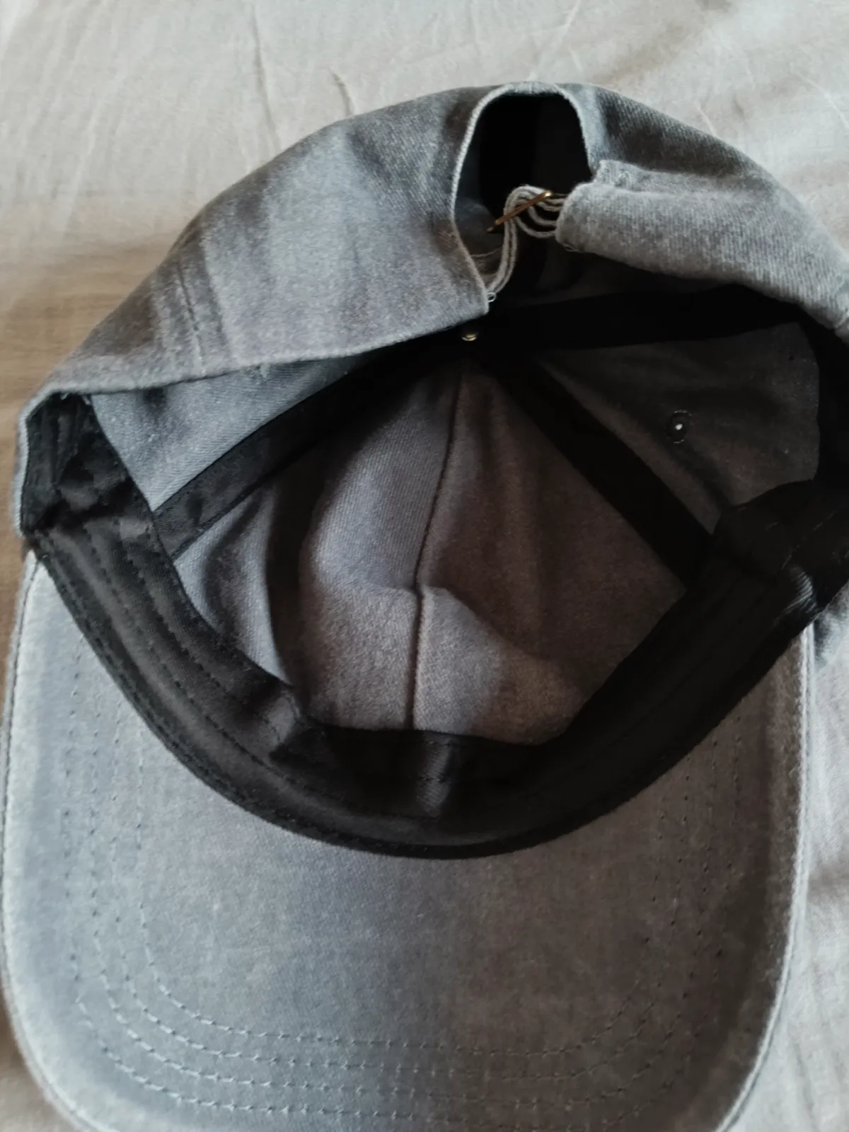 Gorra gris bordada con llama – caps aparell 3