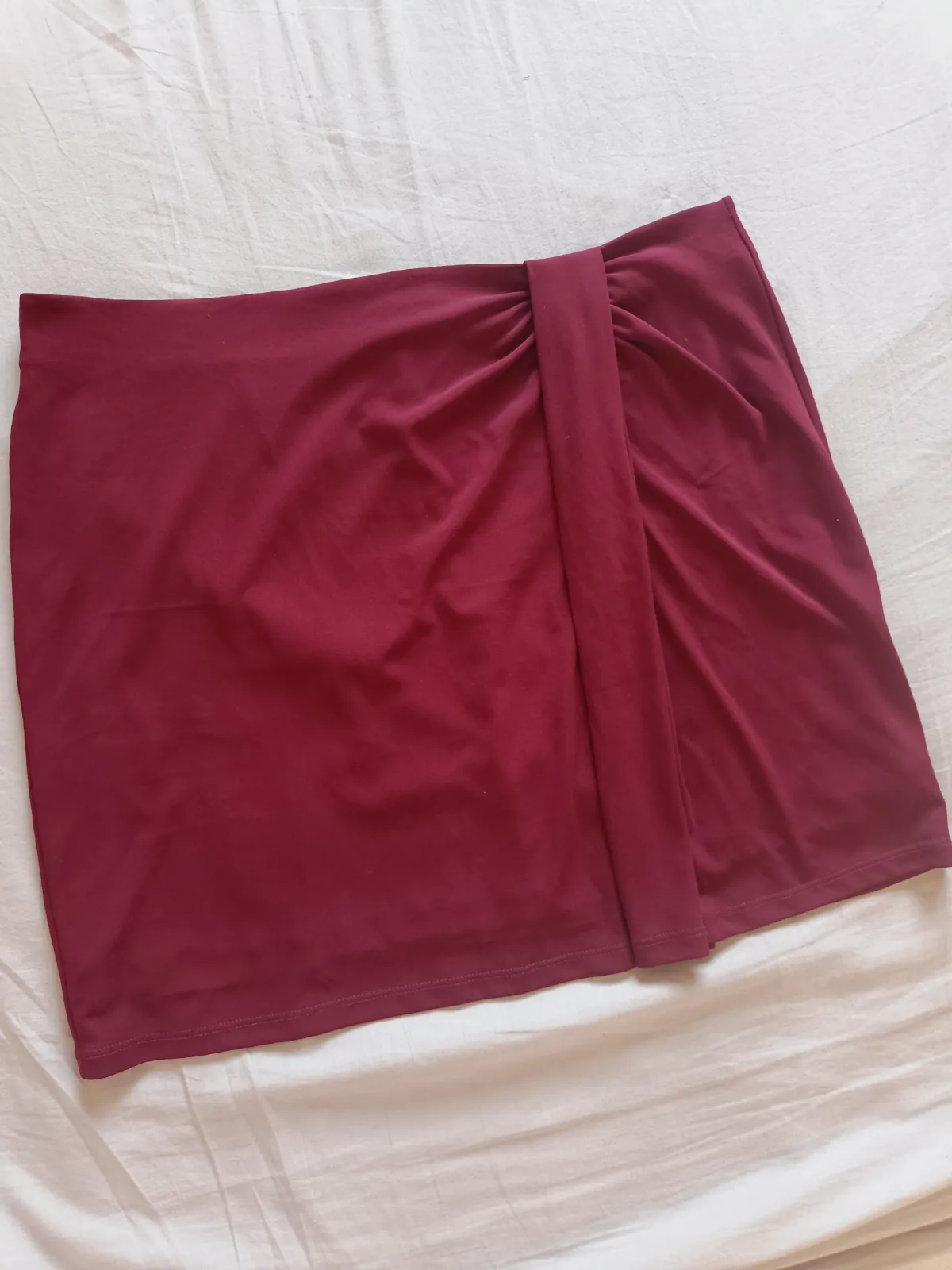 Falda corta granate con detalle fruncido Naf Naf – Naf Naf – taille XL 2