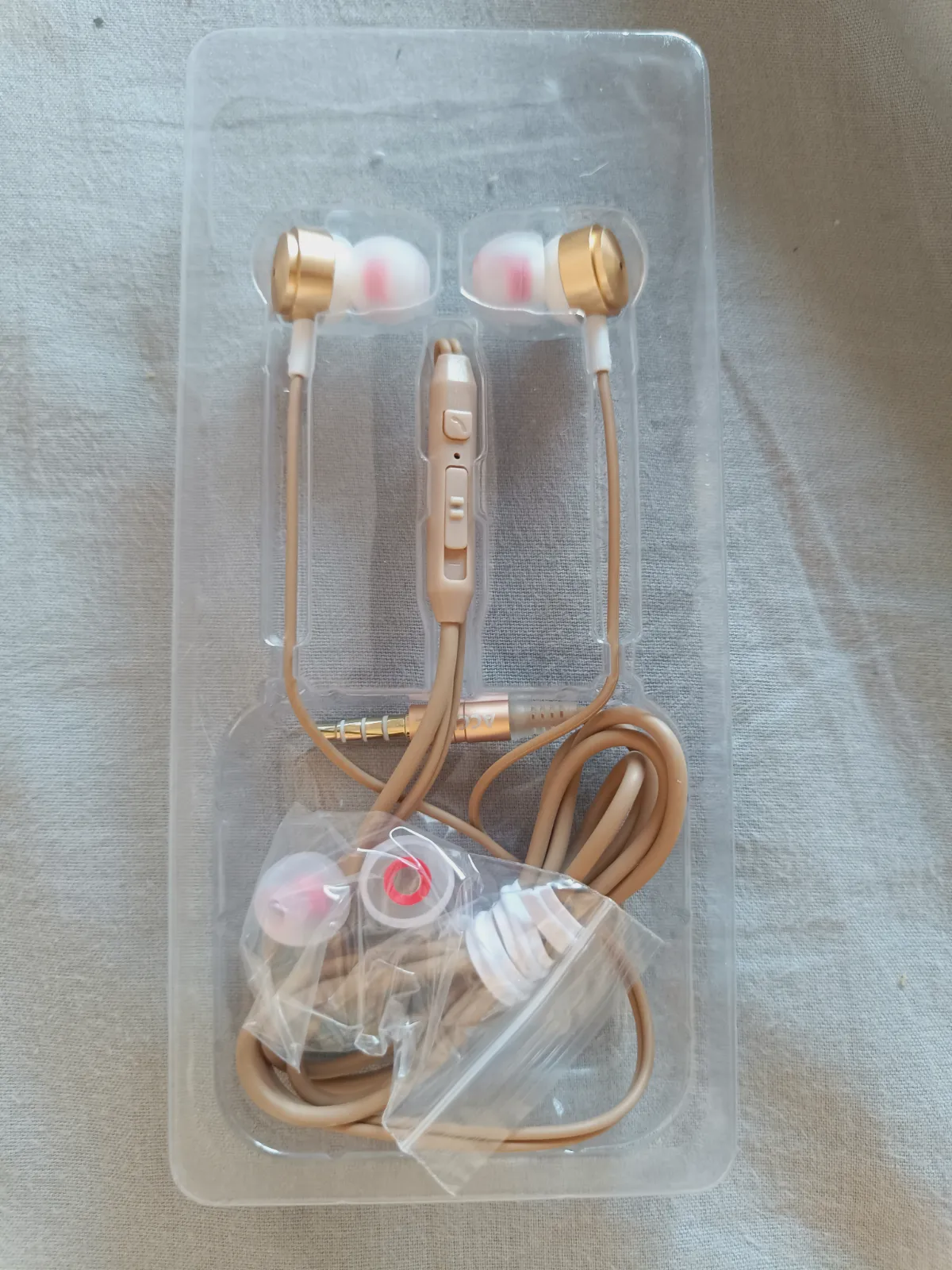 Auriculares intrauditivos Accetel EP1967 dorados con cable – Accetel 3
