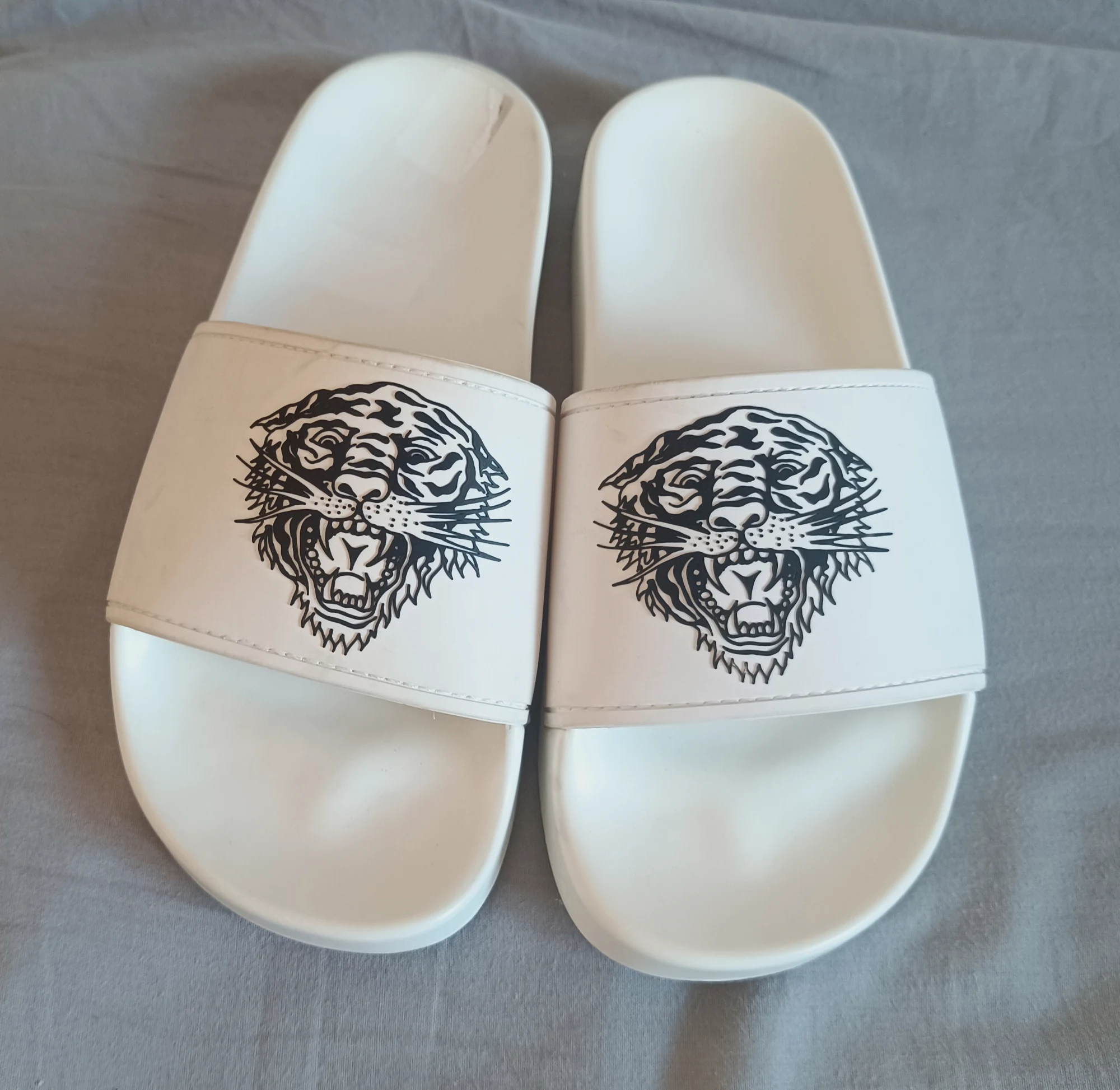 Chancletas Ed Hardy blancas con estampado de tigre