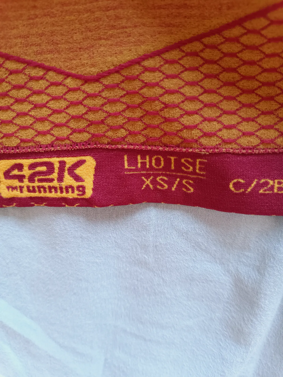 Camiseta técnica deportiva 42K Running roja y amarilla – 42K Running – taille EU 34 5