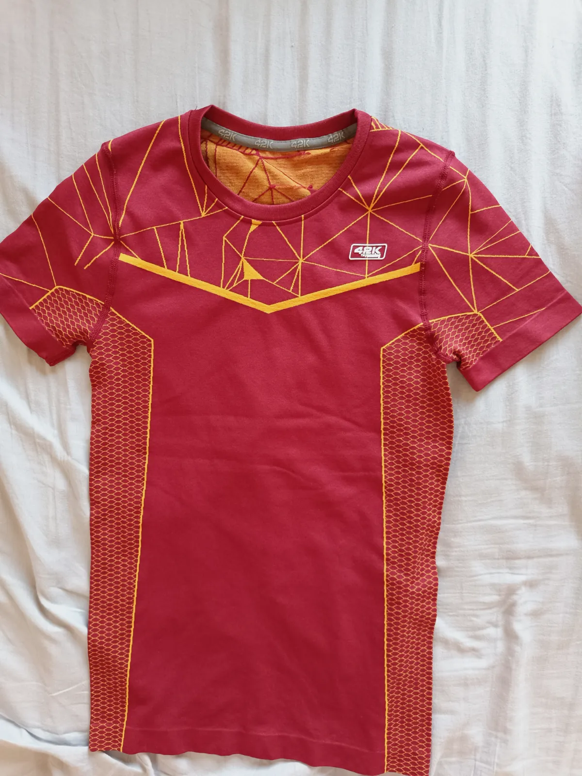 Camiseta técnica deportiva 42K Running roja y amarilla – 42K Running – taille EU 34 3