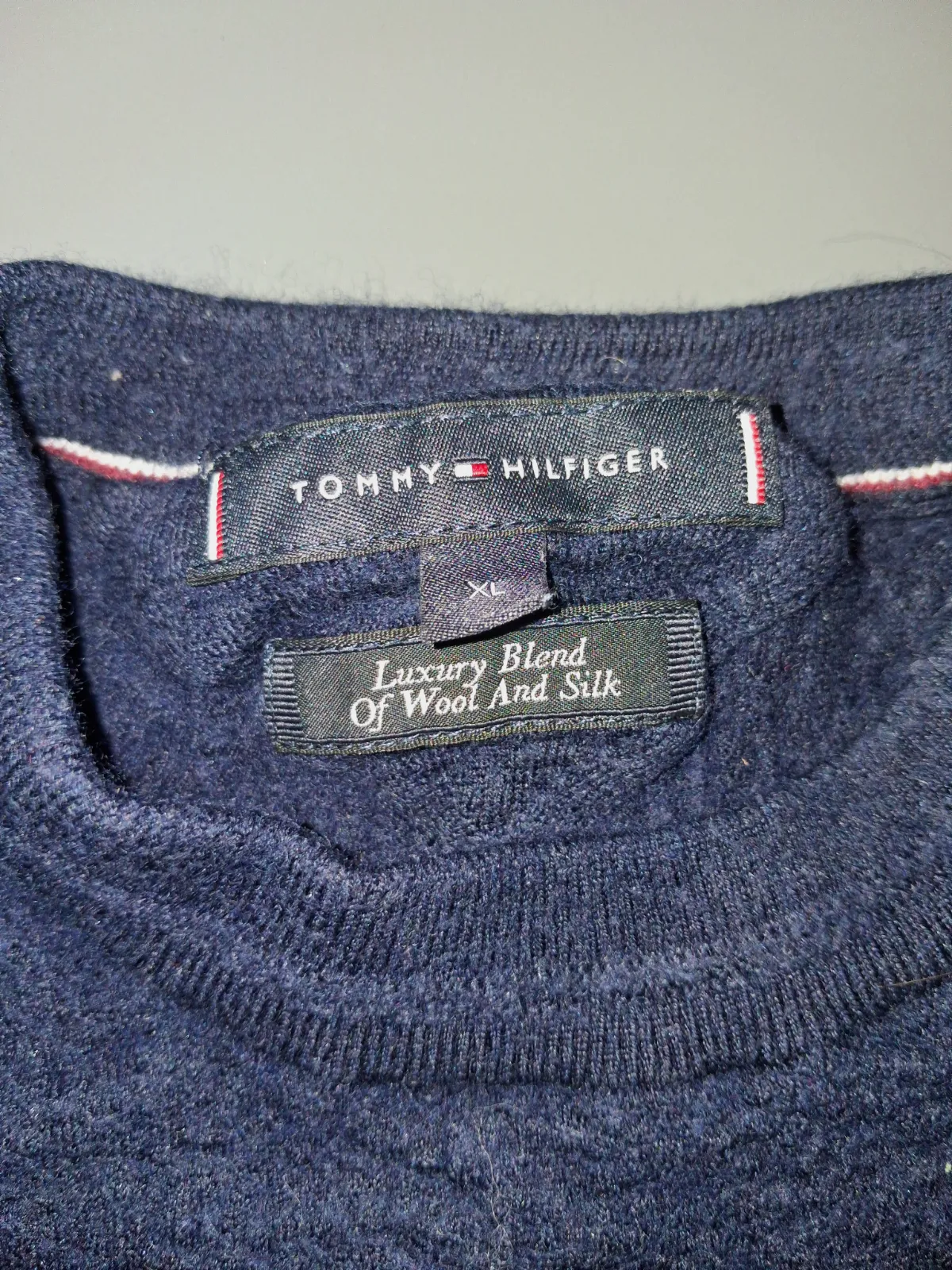 Pull Tommy Hilfiger en laine et soie bleu marine – Tommy Hilfiger – taille XL 4