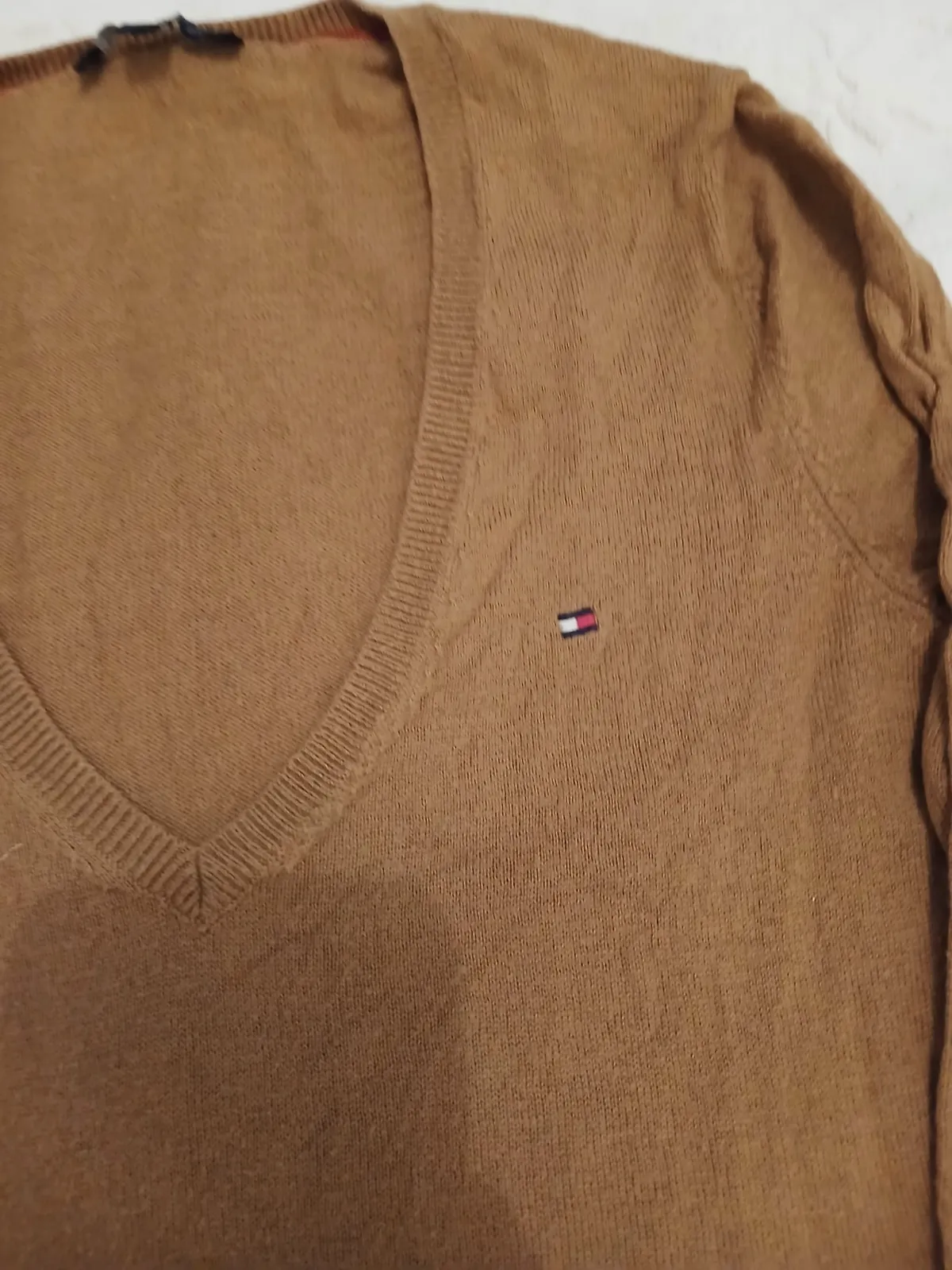 Pull col V marron camel Tommy Hilfiger – Tommy Hilfiger – taille S 2