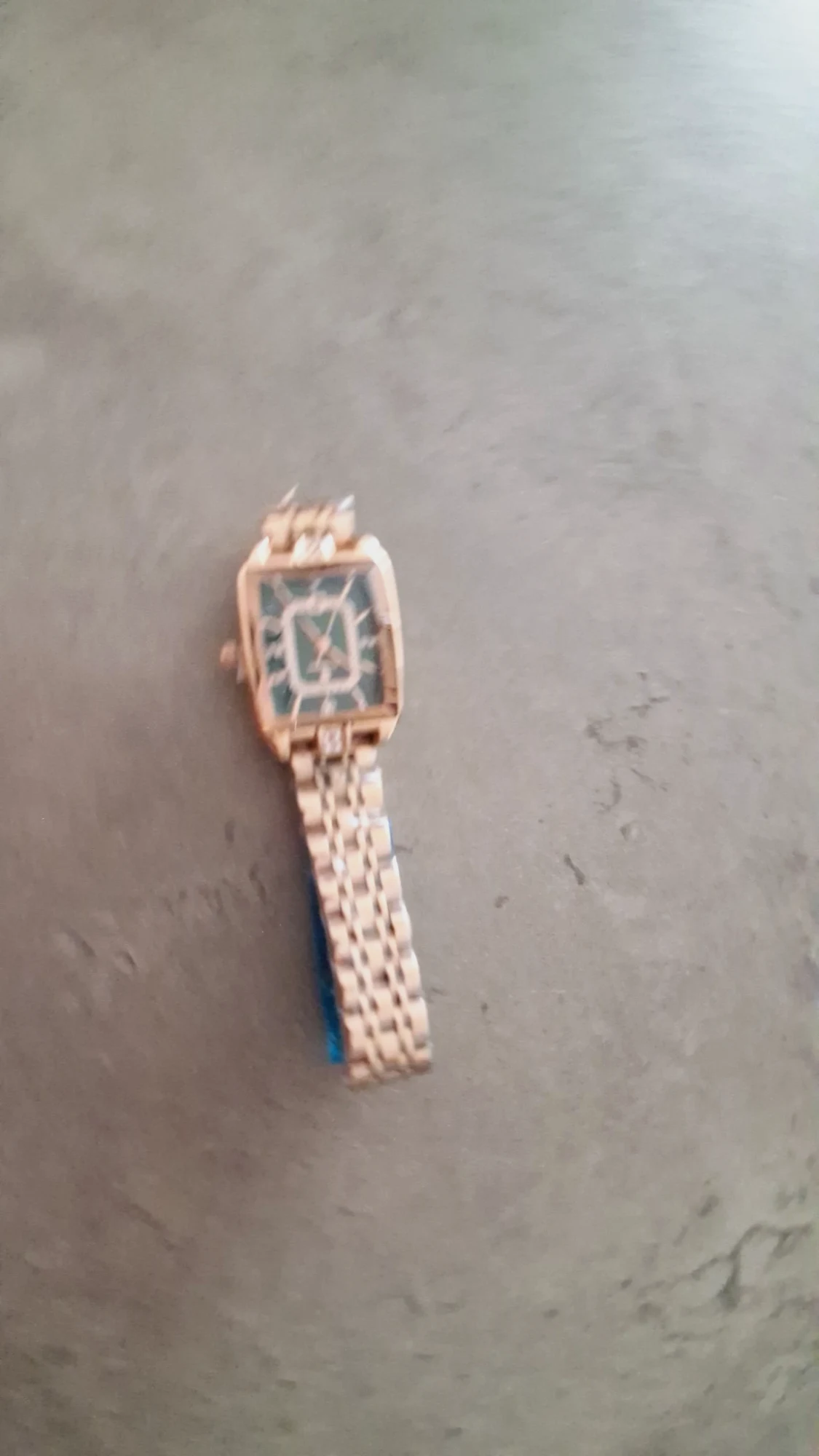 Montre pour femme dorée à cadran rectangulaire