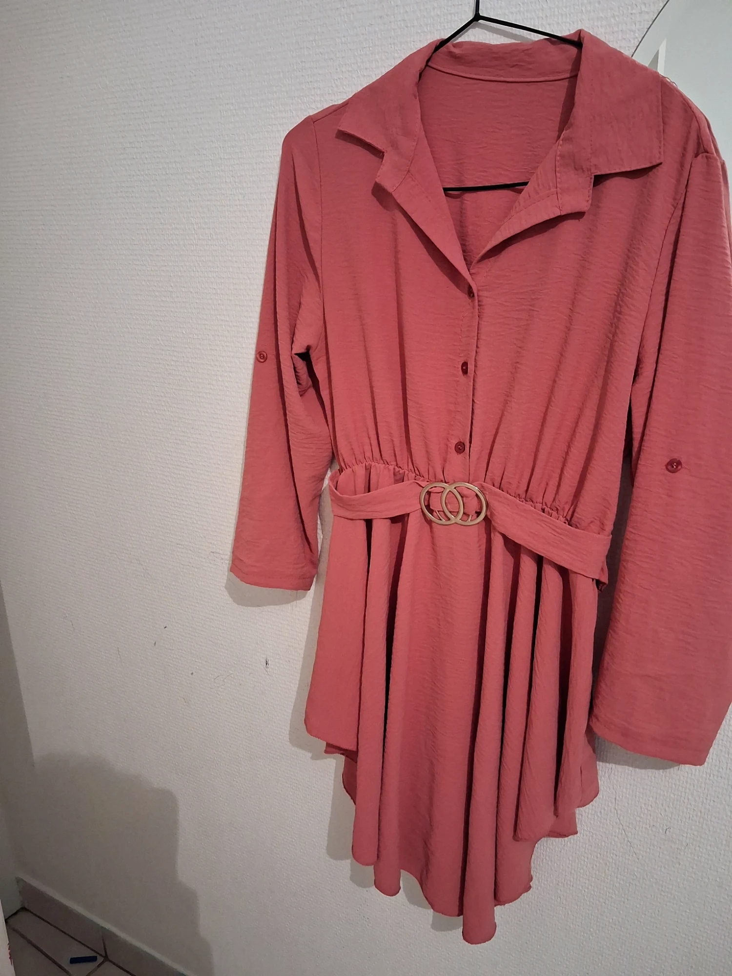 Robe chemise rose avec ceinture