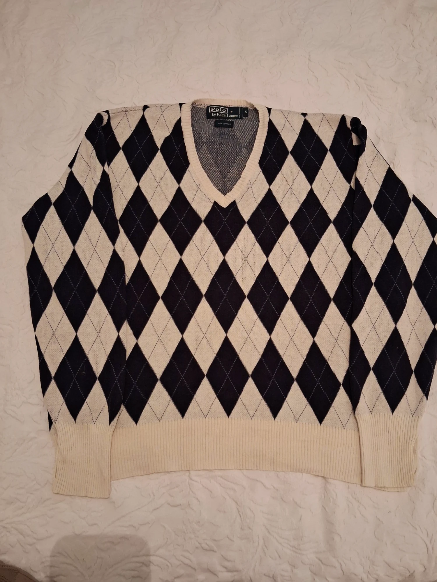 Pull col V à losanges Argyle noir et beige