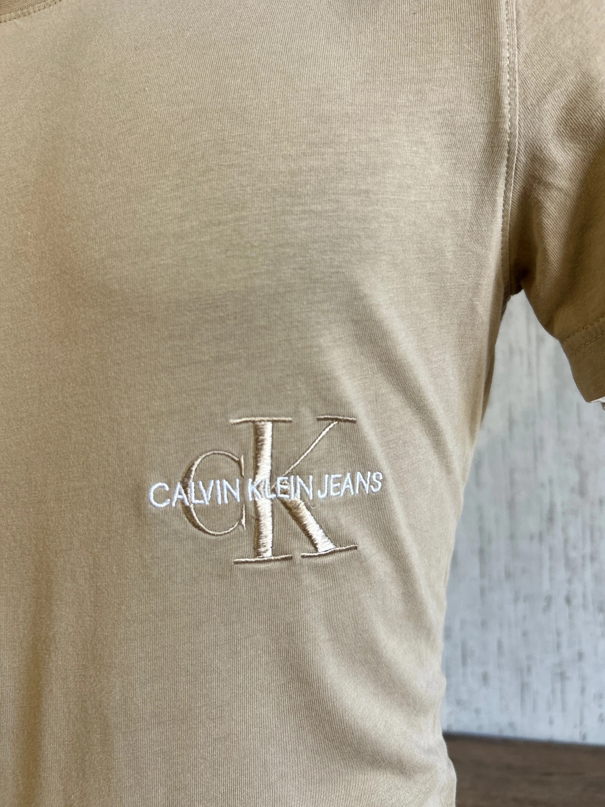 T-Shirt Calvin Klein Jeans Beige Beige Sable Logo Monogramme Brode Taille M 100 Coton Homme – Calvin Klein – taille M 2