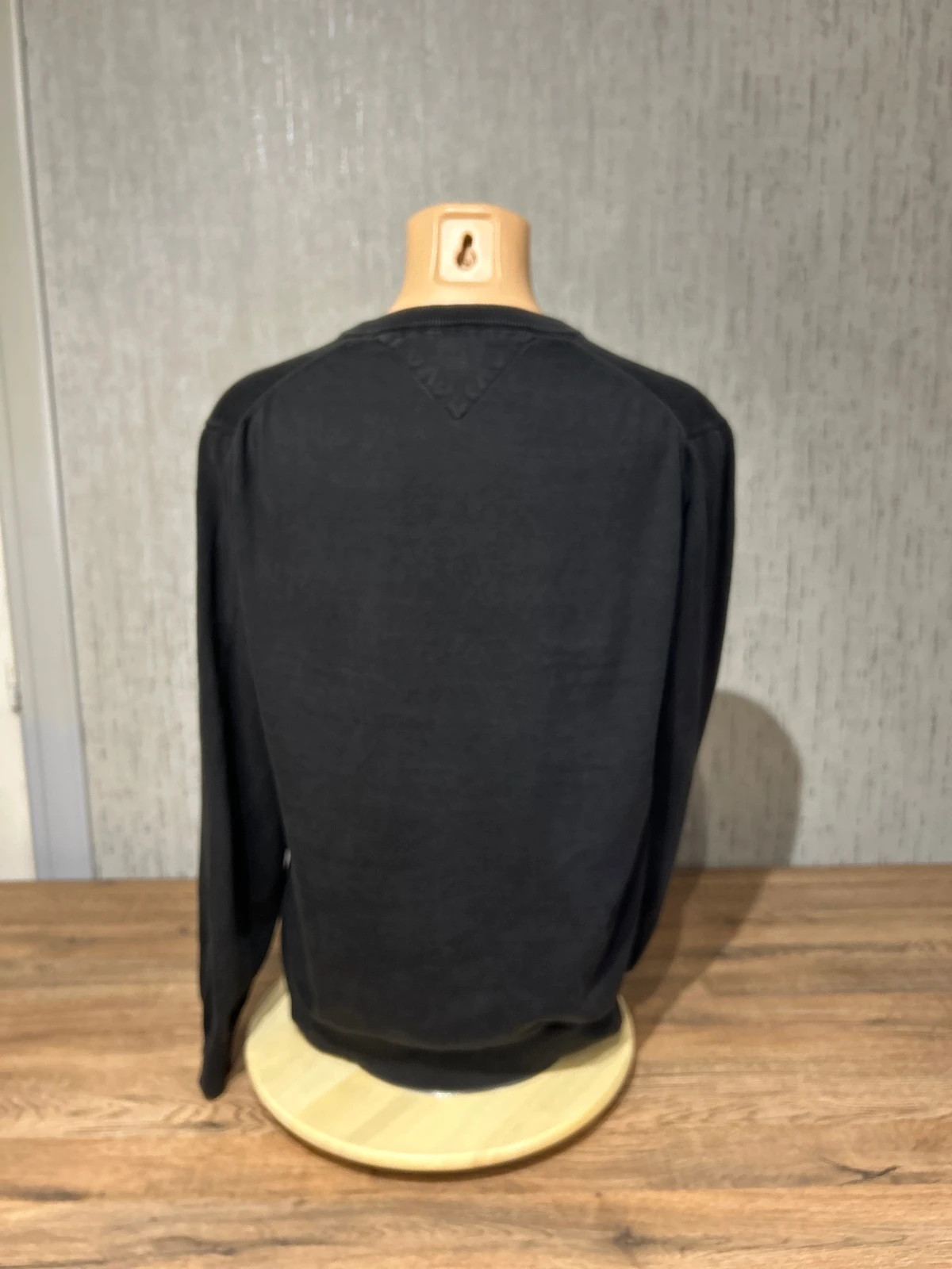 Pull Col V Tommy Hilfiger Noir 100 Coton Premium Taille M Logo Brode Homme – Tommy Hilfiger – taille M 4