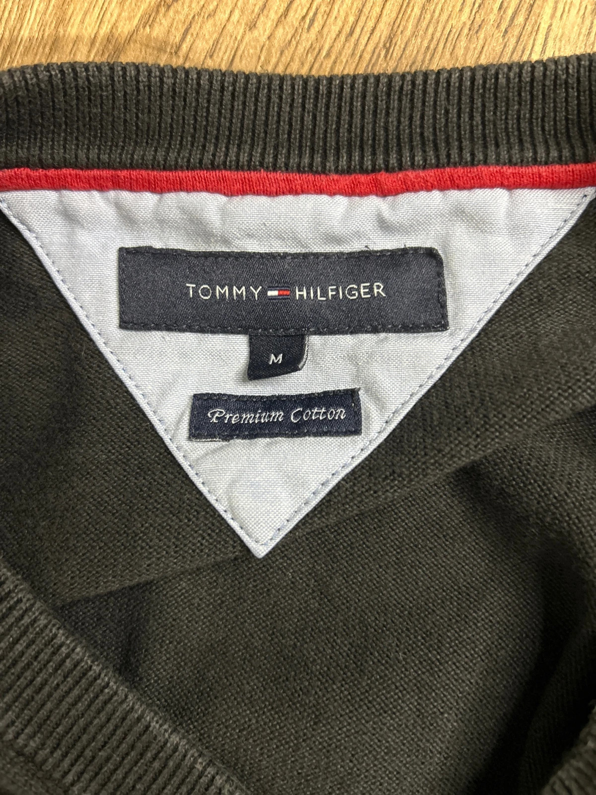 Pull Col V Tommy Hilfiger Noir 100 Coton Premium Taille M Logo Brode Homme – Tommy Hilfiger – taille M 5