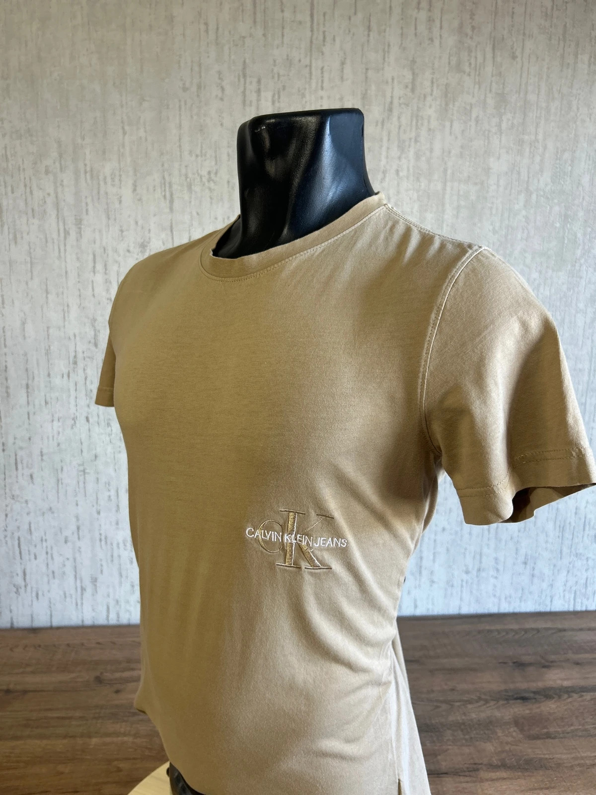 T-Shirt Calvin Klein Jeans Beige Beige Sable Logo Monogramme Brode Taille M 100 Coton Homme – Calvin Klein – taille M 3