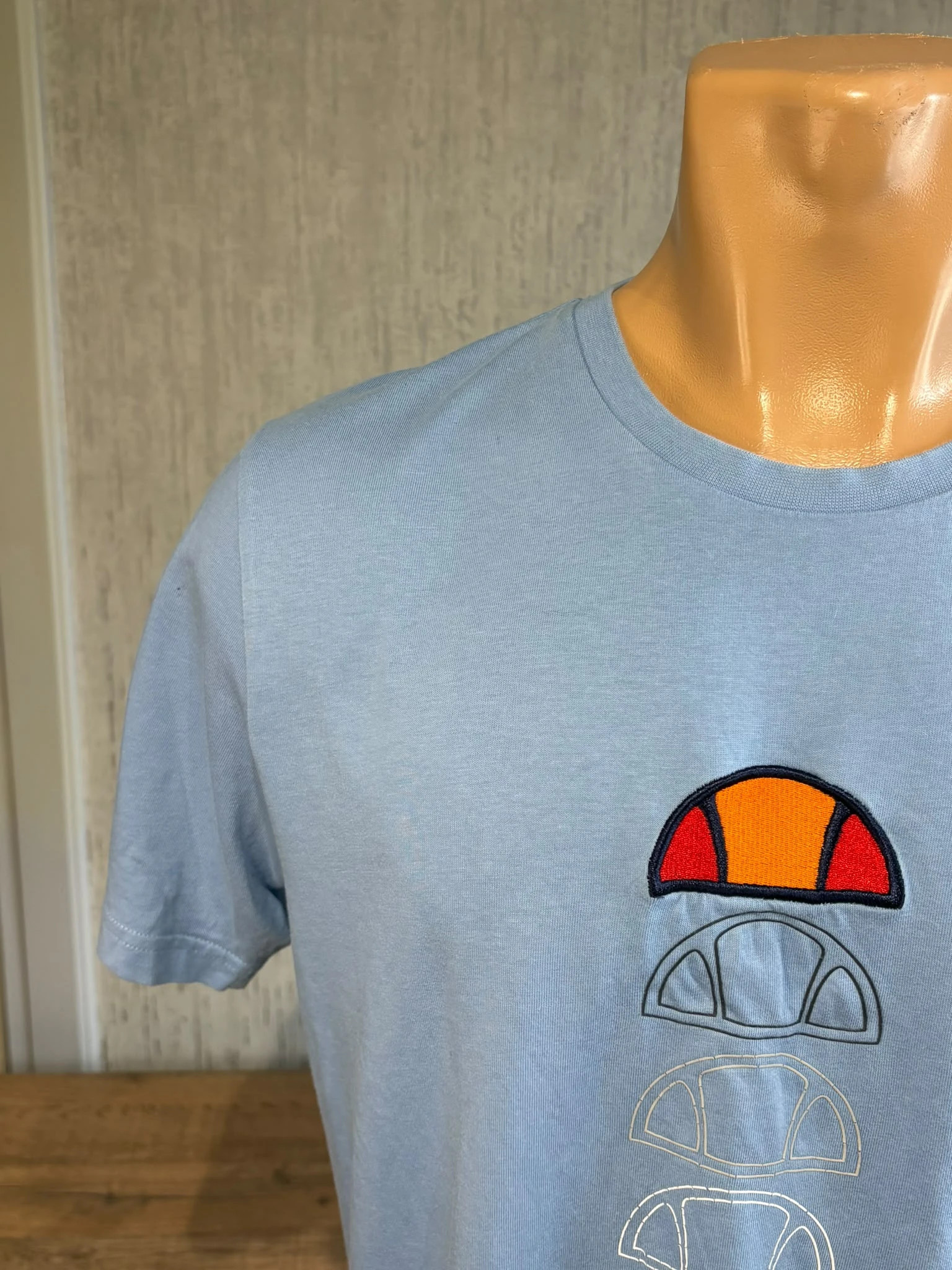 T-Shirt Ellesse Bleu Ciel Logo Brode Et Imprime Taille M Style Sportswear Homme – Ellesse – taille M 2