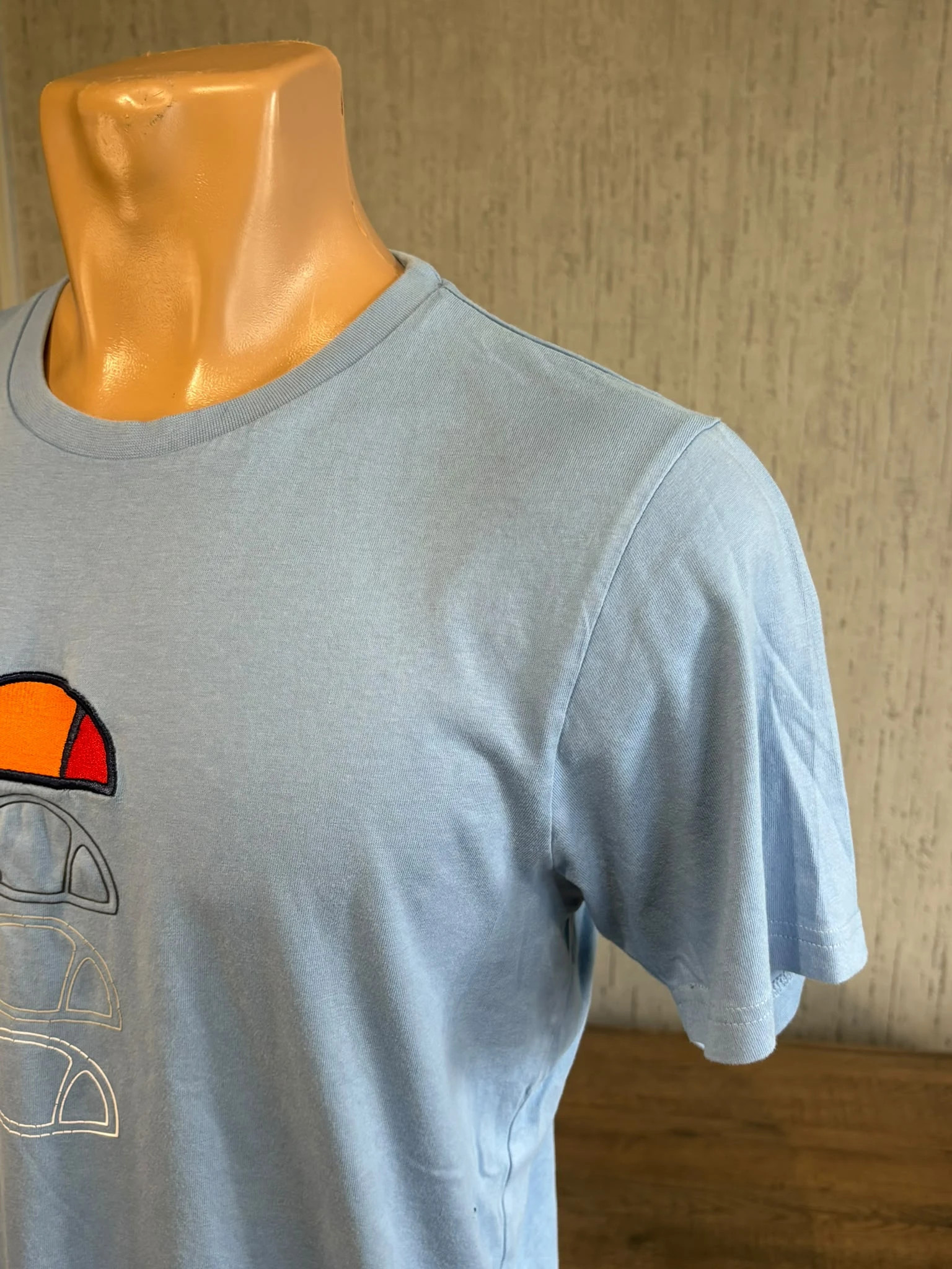 T-Shirt Ellesse Bleu Ciel Logo Brode Et Imprime Taille M Style Sportswear Homme – Ellesse – taille M 3