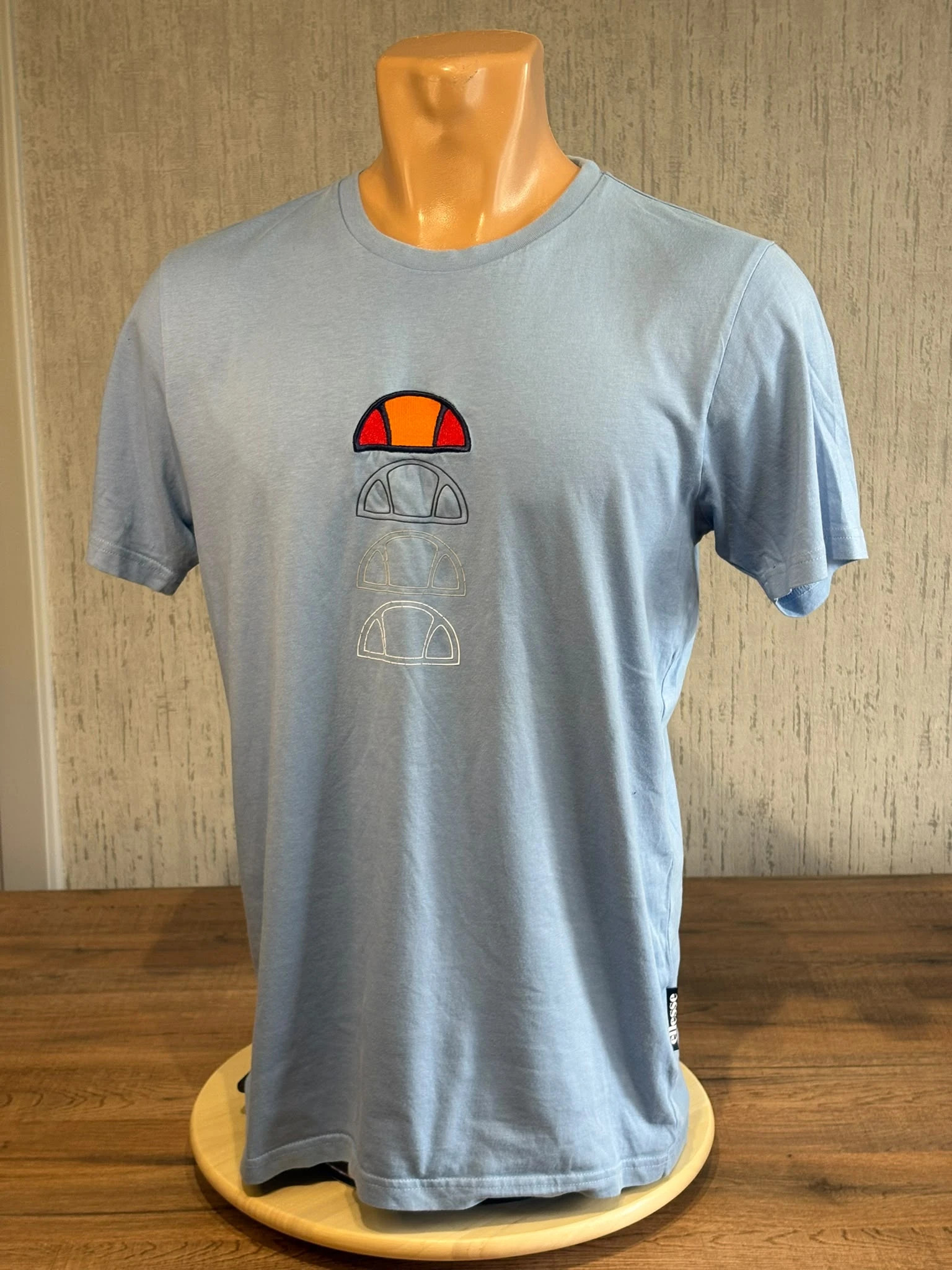 T-Shirt Ellesse Bleu Ciel Logo Brode Et Imprime Taille M Style Sportswear Homme