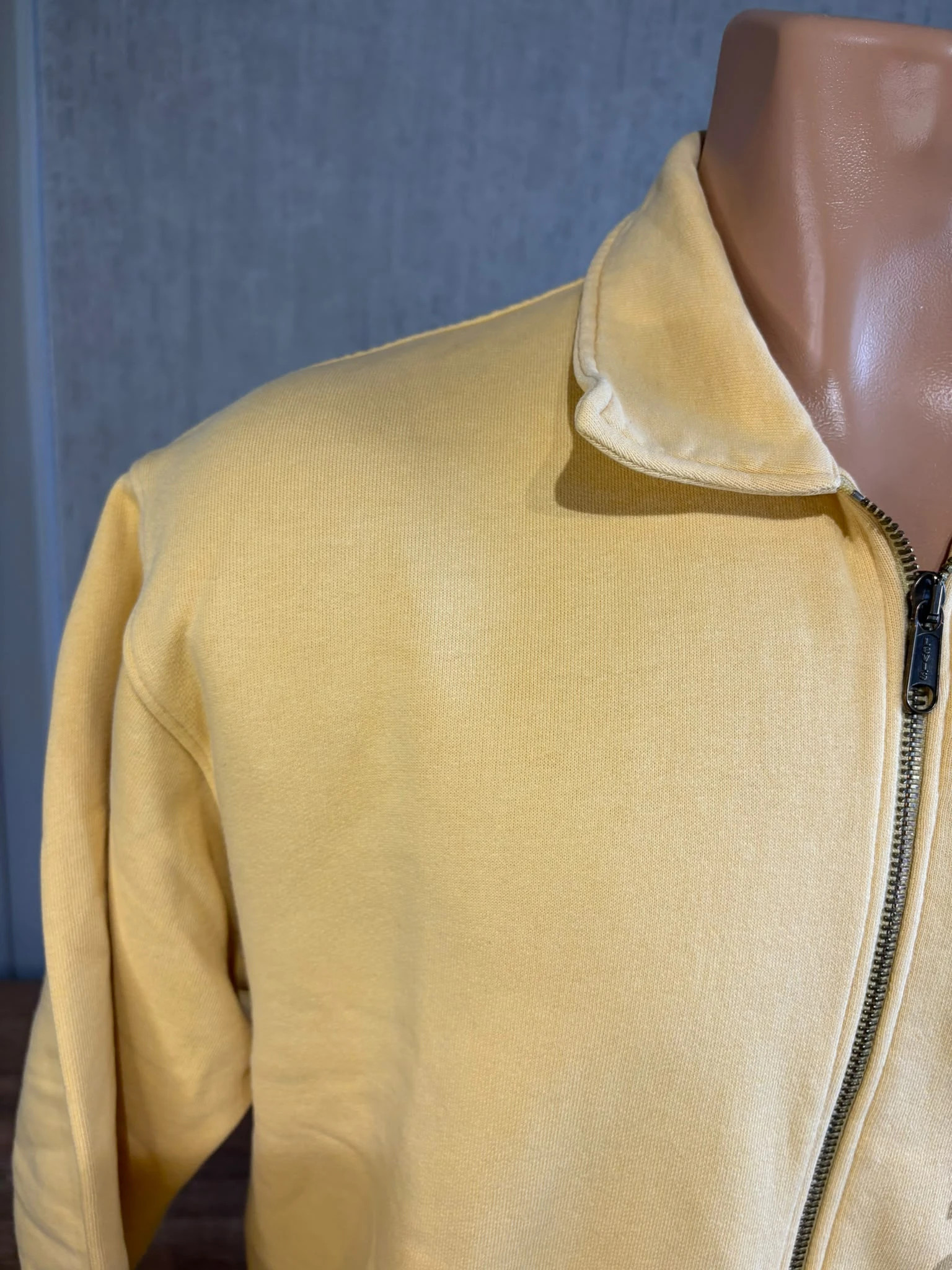 Gilet Zippe Jaune Jaune Moutarde Levi's Vintage Logo Imprime Typo Homme – Levi's – taille M 2