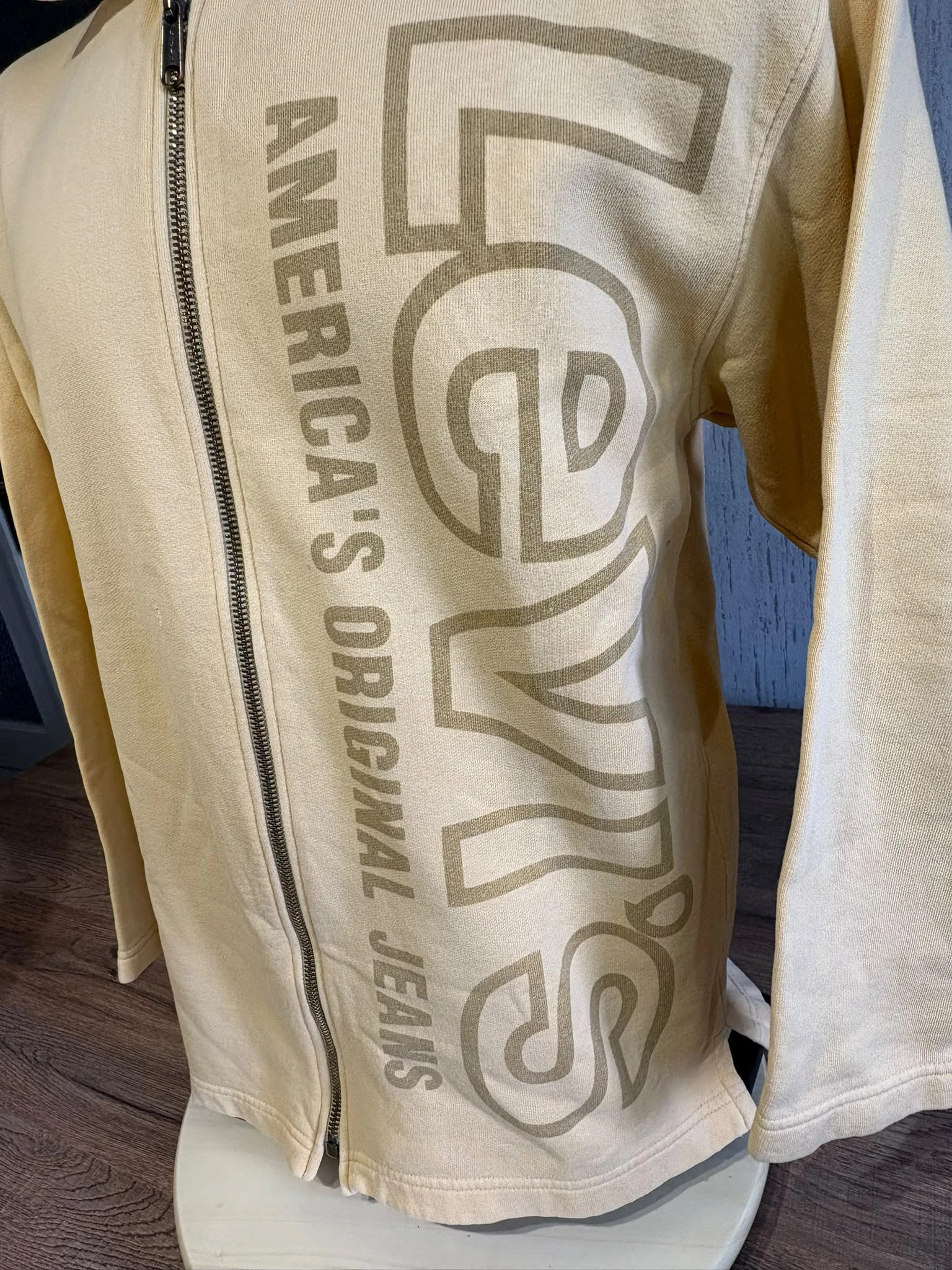 Gilet Zippe Jaune Jaune Moutarde Levi's Vintage Logo Imprime Typo Homme – Levi's – taille M 4