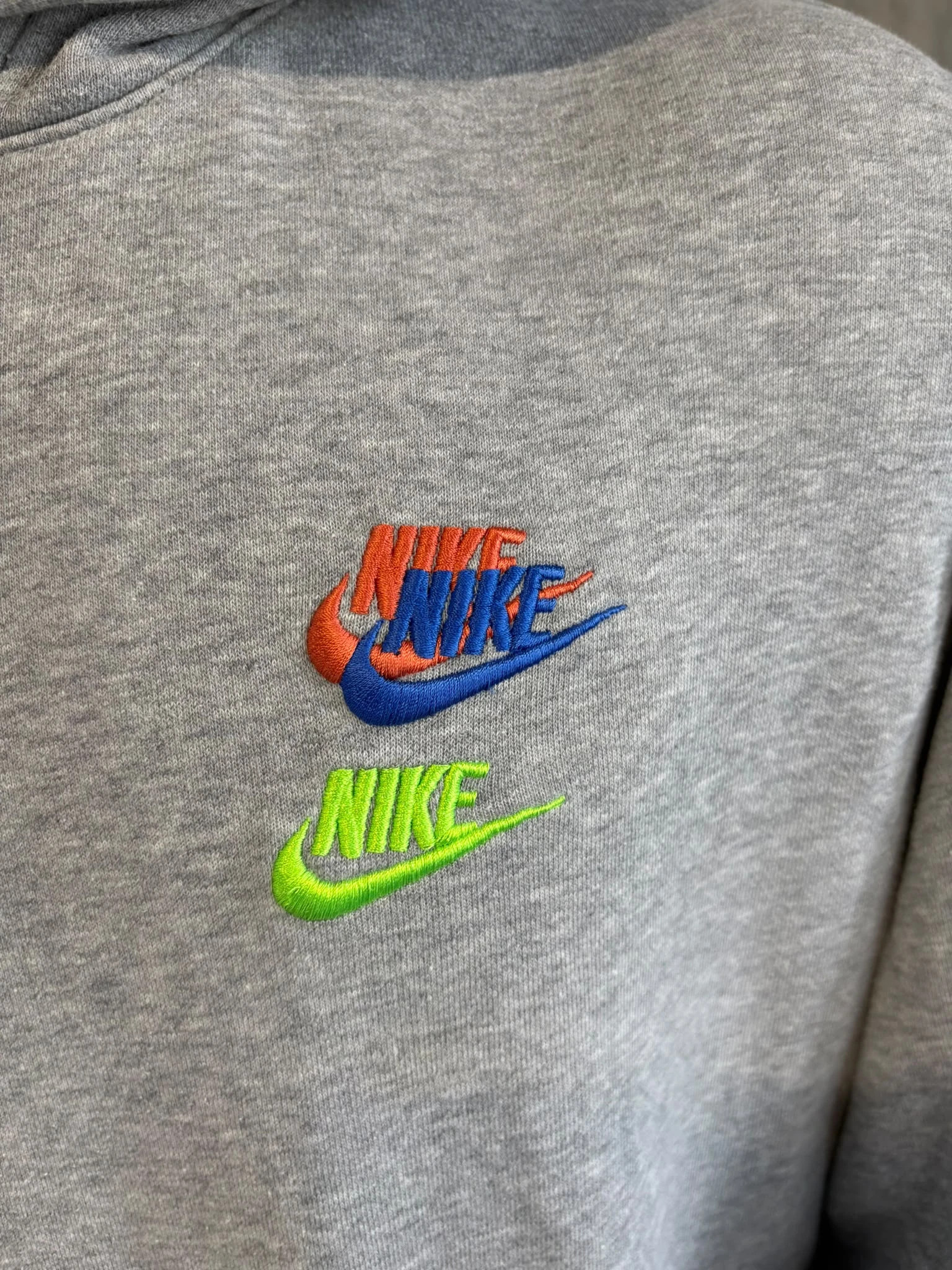 Sweat A Capuche Nike Multi Logos Swoosh Brodes Gris Chine Taille M Style Sportswear – Nike – taille M 2