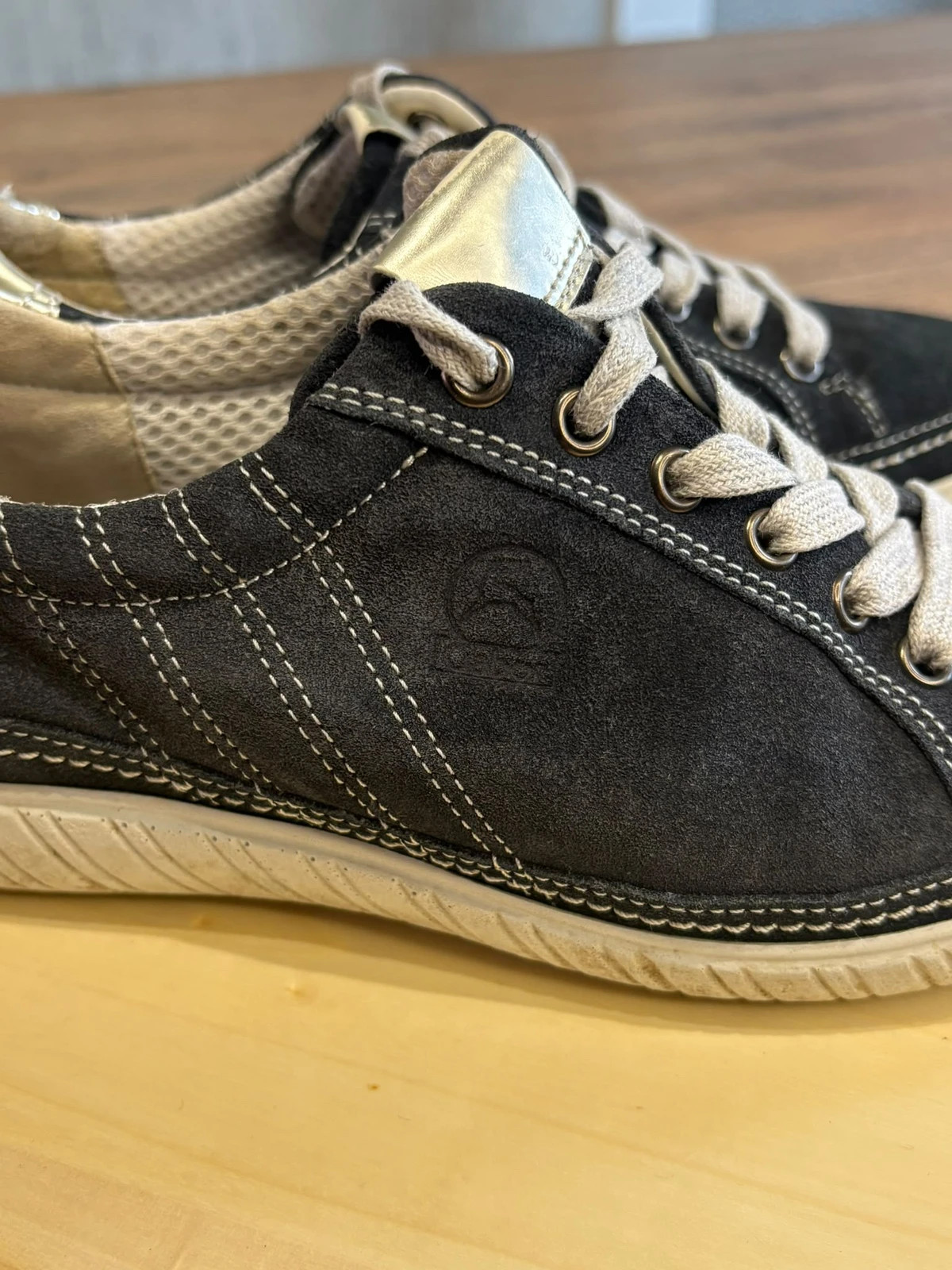 Baskets Tennis Gabor Daim Noir et Dore Taille 36 UK 3.5 Chaussures Femmes – Gabor – taille 36 2
